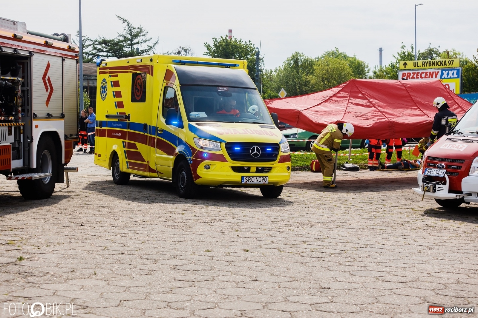 Zdjęcie w galerii na portalu naszraciborz.pl: Katastrofa drogowa w Raciborzu. Autobus przygniótł osobówkę [ĆWICZENIA] wiadomości z regionu