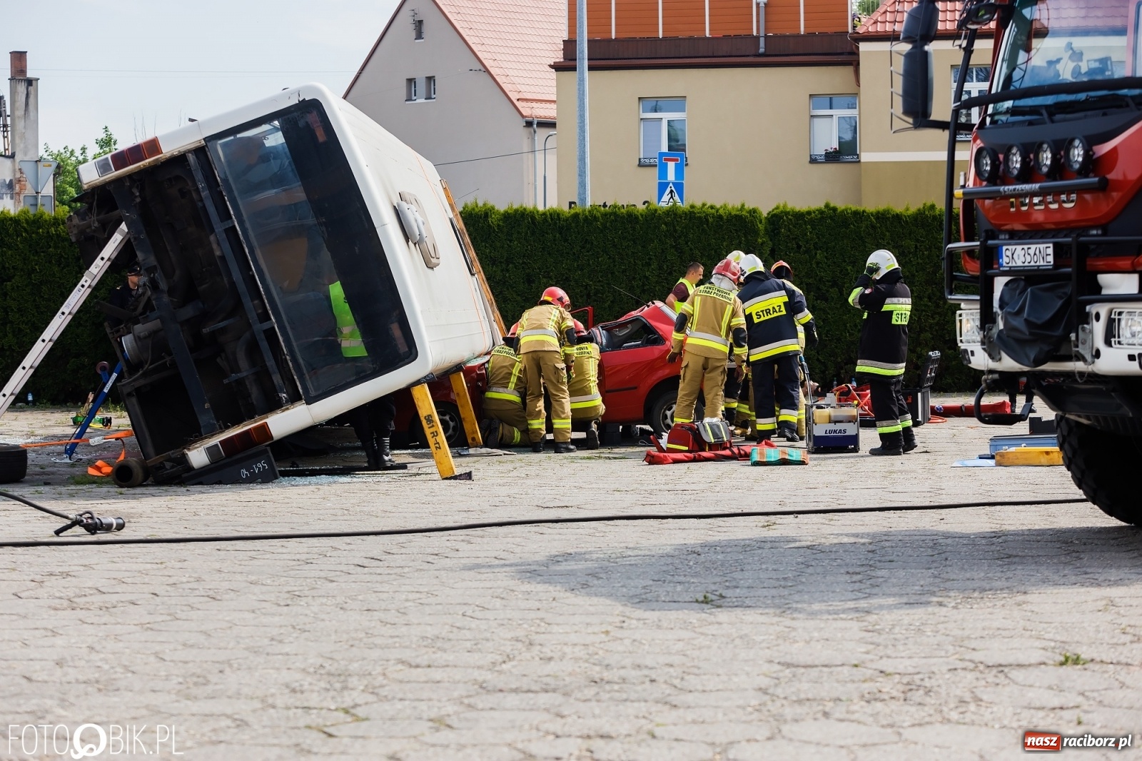 Zdjęcie w galerii na portalu naszraciborz.pl: Katastrofa drogowa w Raciborzu. Autobus przygniótł osobówkę [ĆWICZENIA] wiadomości z regionu