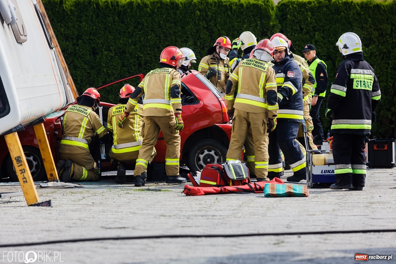 Zdjęcie w galerii na portalu naszraciborz.pl: Katastrofa drogowa w Raciborzu. Autobus przygniótł osobówkę [ĆWICZENIA] wiadomości z regionu