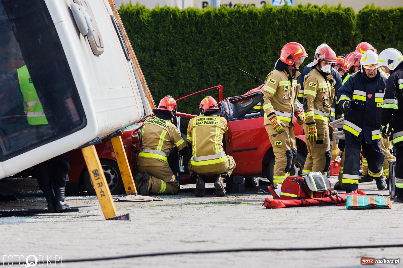 Zdjęcie w galerii na portalu naszraciborz.pl: Katastrofa drogowa w Raciborzu. Autobus przygniótł osobówkę [ĆWICZENIA] wiadomości z regionu
