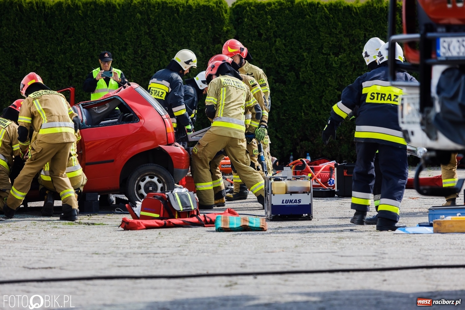 Zdjęcie w galerii na portalu naszraciborz.pl: Katastrofa drogowa w Raciborzu. Autobus przygniótł osobówkę [ĆWICZENIA] wiadomości z regionu