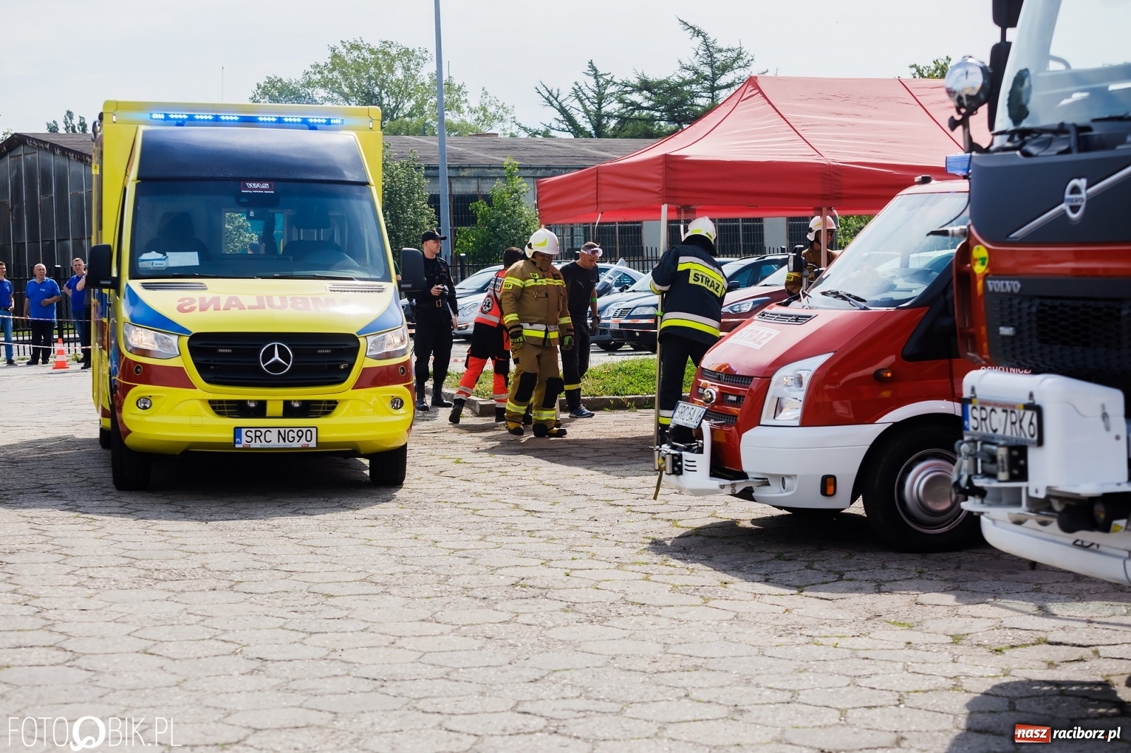 Zdjęcie w galerii na portalu naszraciborz.pl: Katastrofa drogowa w Raciborzu. Autobus przygniótł osobówkę [ĆWICZENIA] wiadomości z regionu