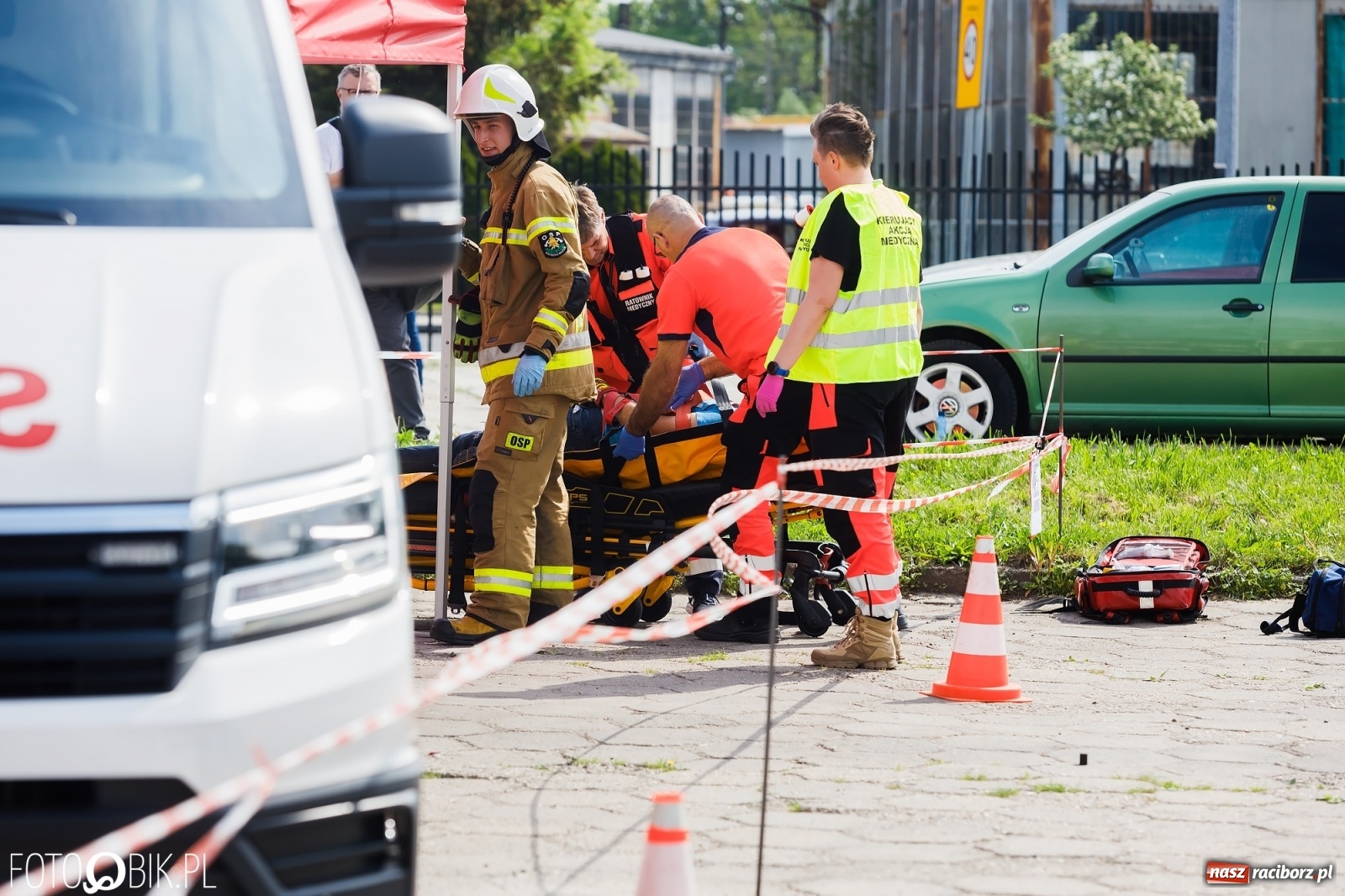 Zdjęcie w galerii na portalu naszraciborz.pl: Katastrofa drogowa w Raciborzu. Autobus przygniótł osobówkę [ĆWICZENIA] wiadomości z regionu