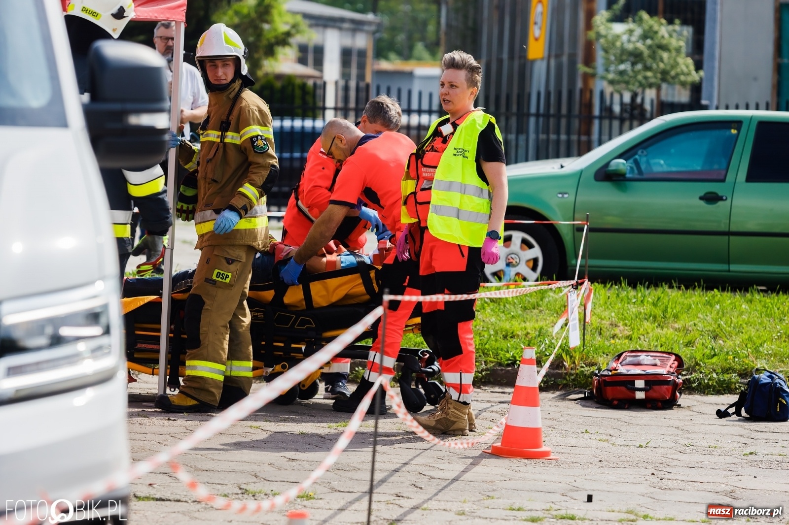 Zdjęcie w galerii na portalu naszraciborz.pl: Katastrofa drogowa w Raciborzu. Autobus przygniótł osobówkę [ĆWICZENIA] wiadomości z regionu