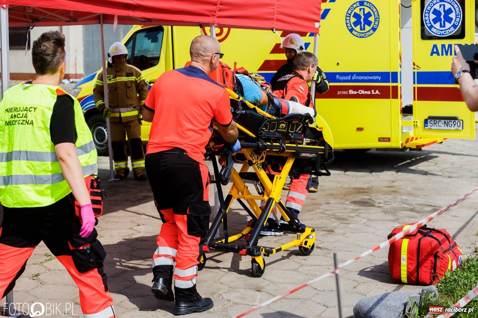 Zdjęcie w galerii na portalu naszraciborz.pl: Katastrofa drogowa w Raciborzu. Autobus przygniótł osobówkę [ĆWICZENIA] wiadomości z regionu