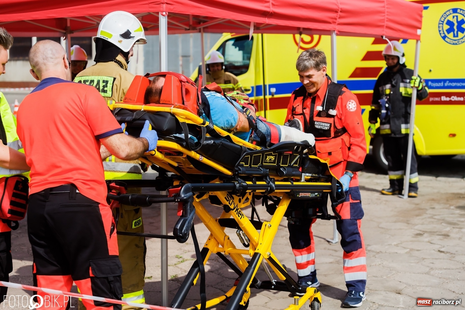 Zdjęcie w galerii na portalu naszraciborz.pl: Katastrofa drogowa w Raciborzu. Autobus przygniótł osobówkę [ĆWICZENIA] wiadomości z regionu
