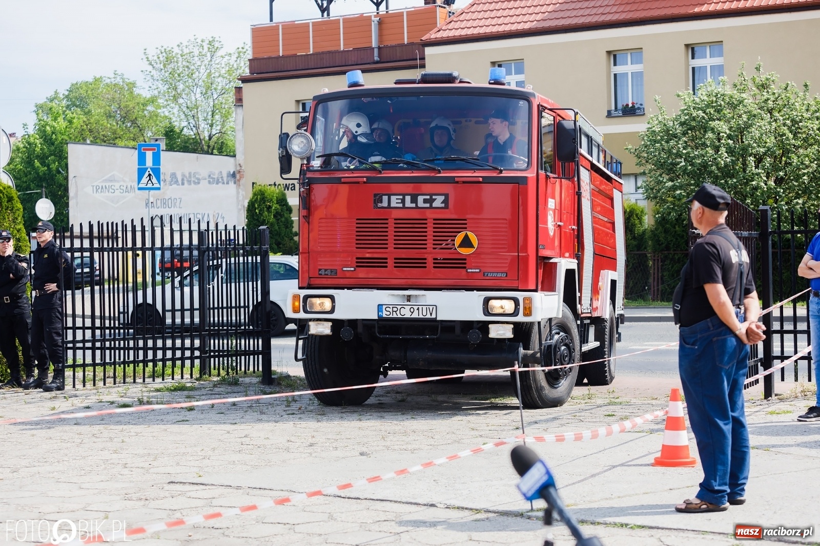 Zdjęcie w galerii na portalu naszraciborz.pl: Katastrofa drogowa w Raciborzu. Autobus przygniótł osobówkę [ĆWICZENIA] wiadomości z regionu