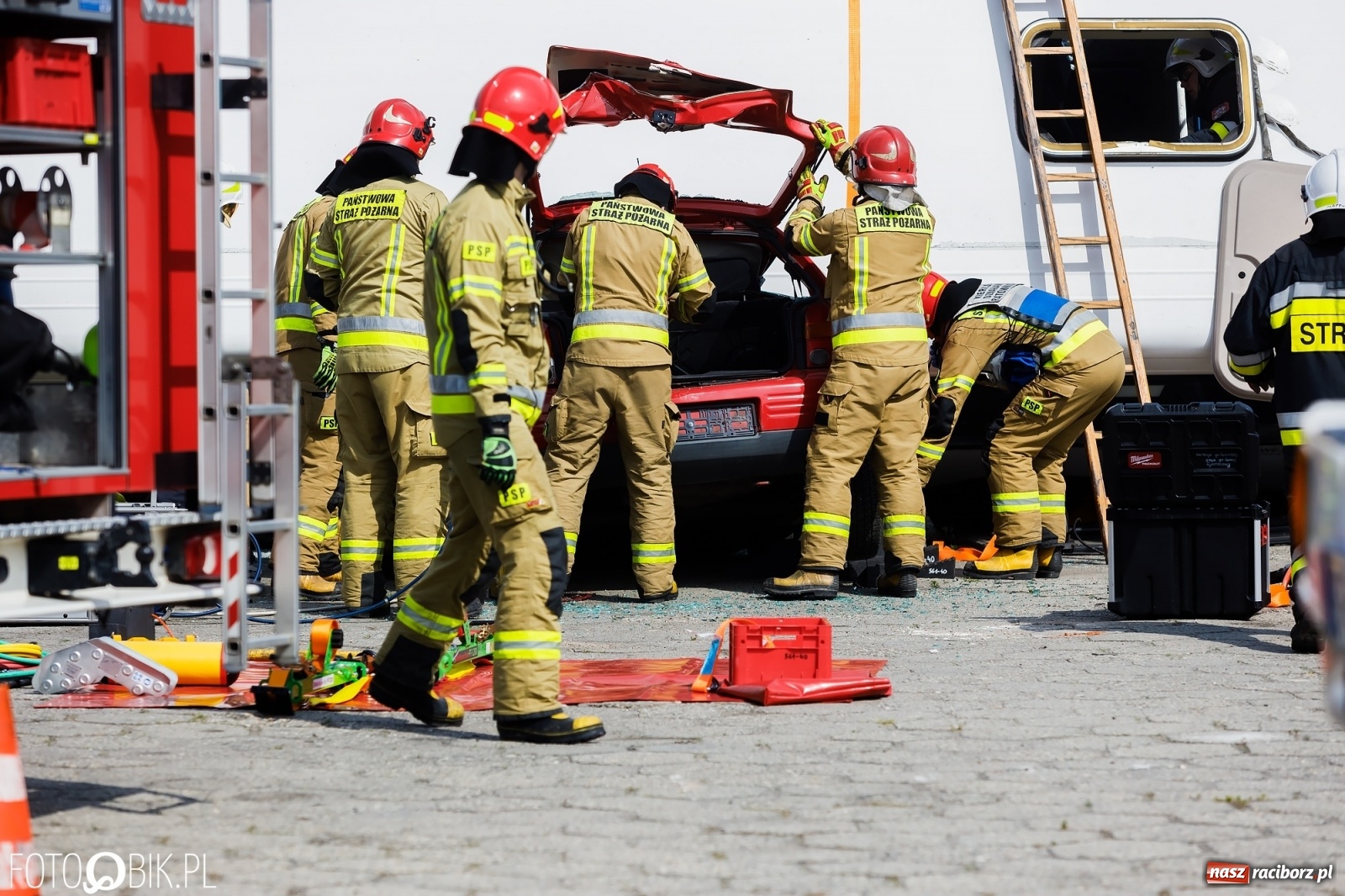 Zdjęcie w galerii na portalu naszraciborz.pl: Katastrofa drogowa w Raciborzu. Autobus przygniótł osobówkę [ĆWICZENIA] wiadomości z regionu