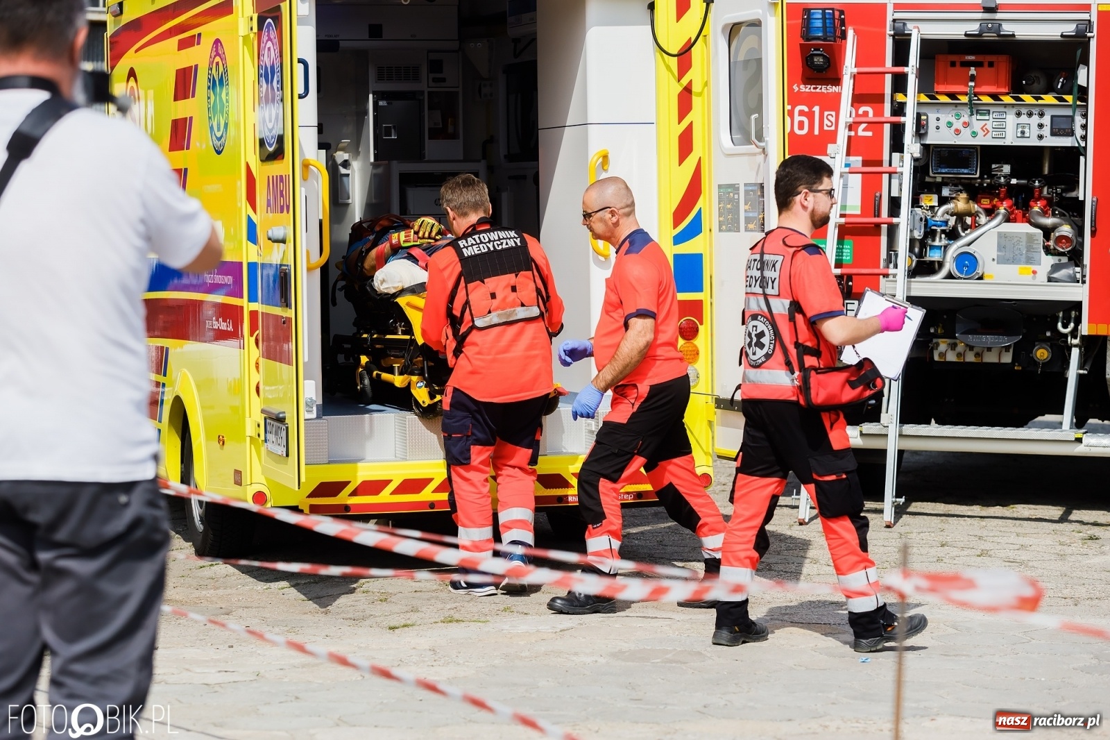 Zdjęcie w galerii na portalu naszraciborz.pl: Katastrofa drogowa w Raciborzu. Autobus przygniótł osobówkę [ĆWICZENIA] wiadomości z regionu