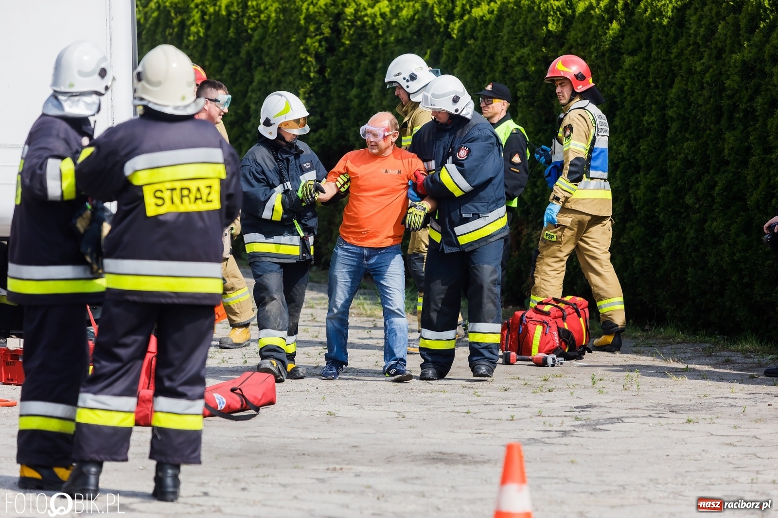Zdjęcie w galerii na portalu naszraciborz.pl: Katastrofa drogowa w Raciborzu. Autobus przygniótł osobówkę [ĆWICZENIA] wiadomości z regionu