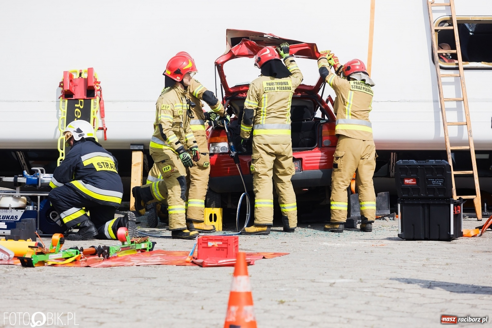 Zdjęcie w galerii na portalu naszraciborz.pl: Katastrofa drogowa w Raciborzu. Autobus przygniótł osobówkę [ĆWICZENIA] wiadomości z regionu
