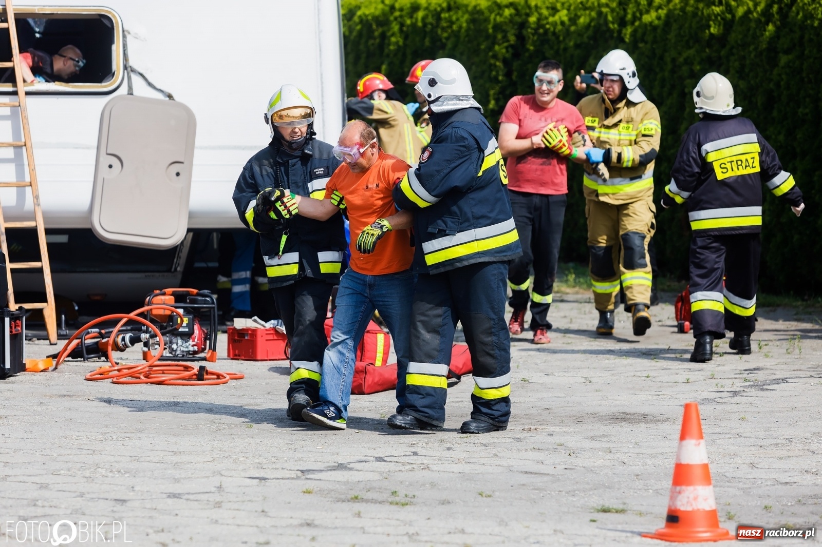 Zdjęcie w galerii na portalu naszraciborz.pl: Katastrofa drogowa w Raciborzu. Autobus przygniótł osobówkę [ĆWICZENIA] wiadomości z regionu