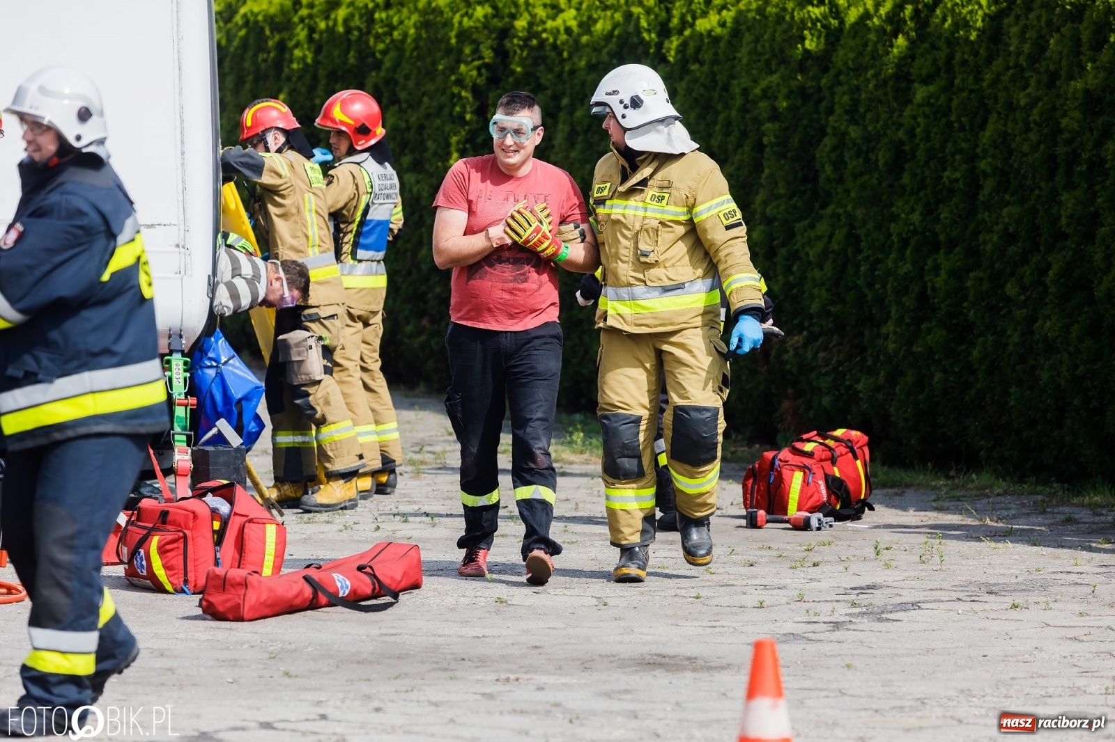 Zdjęcie w galerii na portalu naszraciborz.pl: Katastrofa drogowa w Raciborzu. Autobus przygniótł osobówkę [ĆWICZENIA] wiadomości z regionu