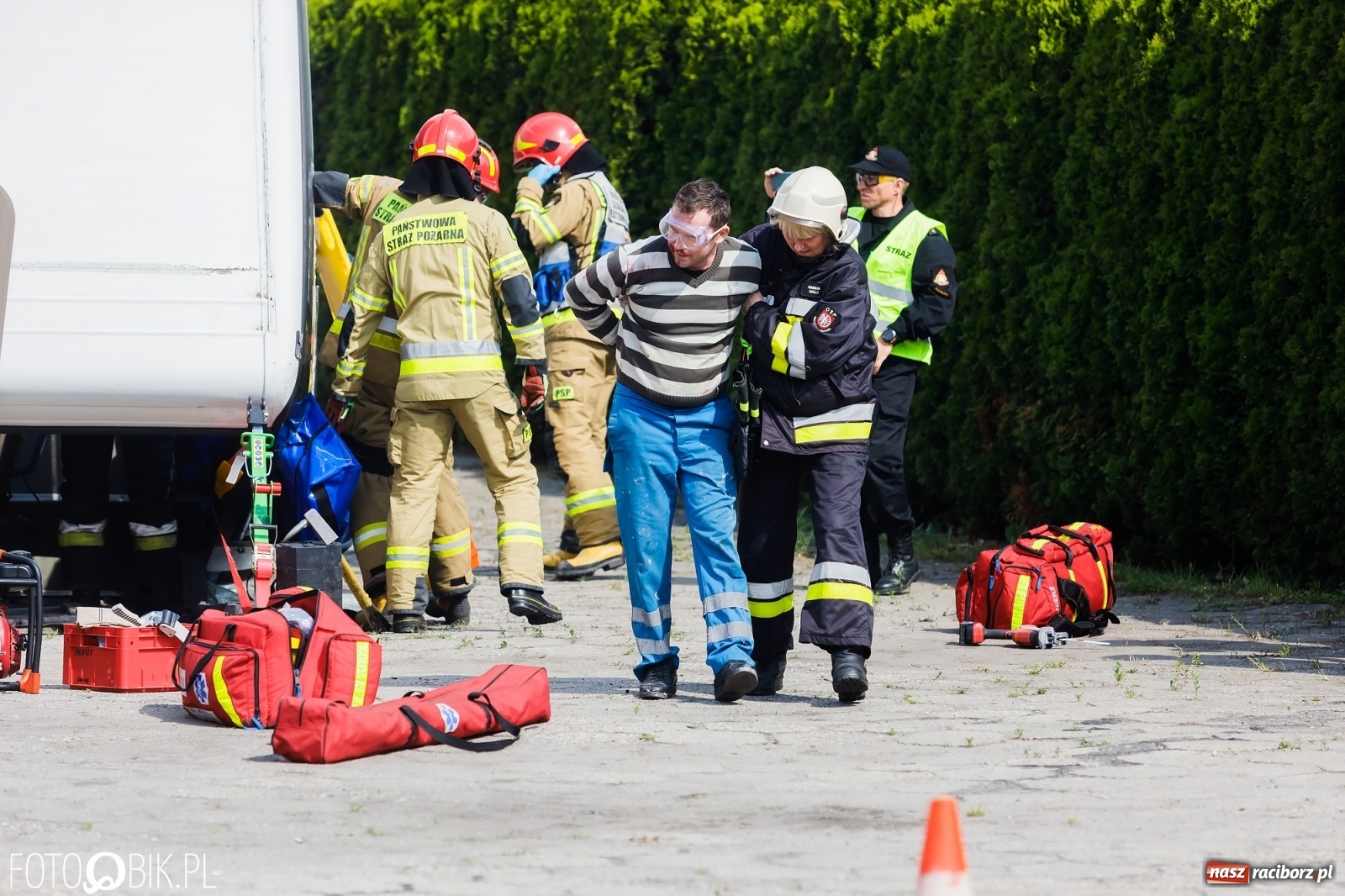 Zdjęcie w galerii na portalu naszraciborz.pl: Katastrofa drogowa w Raciborzu. Autobus przygniótł osobówkę [ĆWICZENIA] wiadomości z regionu