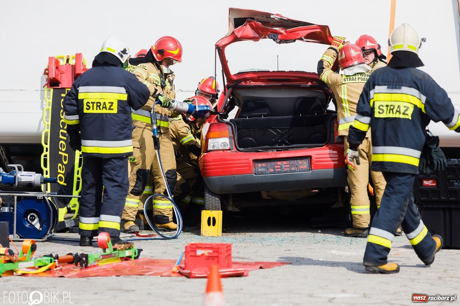 Zdjęcie w galerii na portalu naszraciborz.pl: Katastrofa drogowa w Raciborzu. Autobus przygniótł osobówkę [ĆWICZENIA] wiadomości z regionu