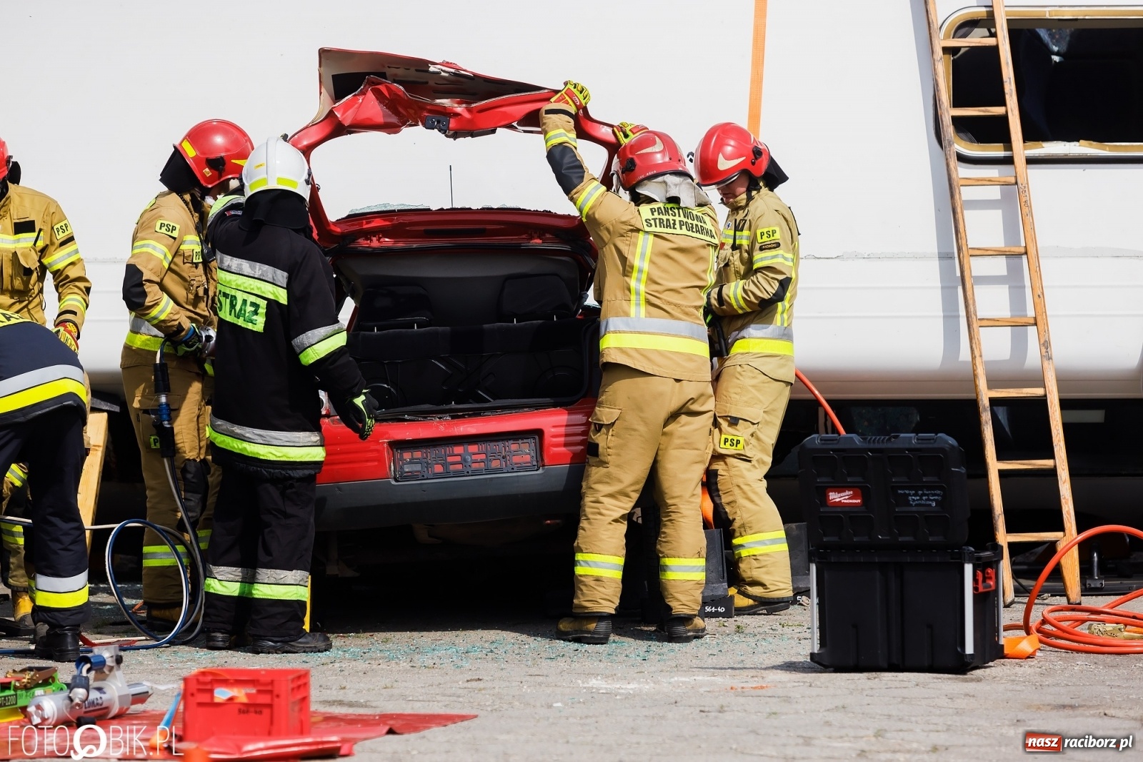 Zdjęcie w galerii na portalu naszraciborz.pl: Katastrofa drogowa w Raciborzu. Autobus przygniótł osobówkę [ĆWICZENIA] wiadomości z regionu