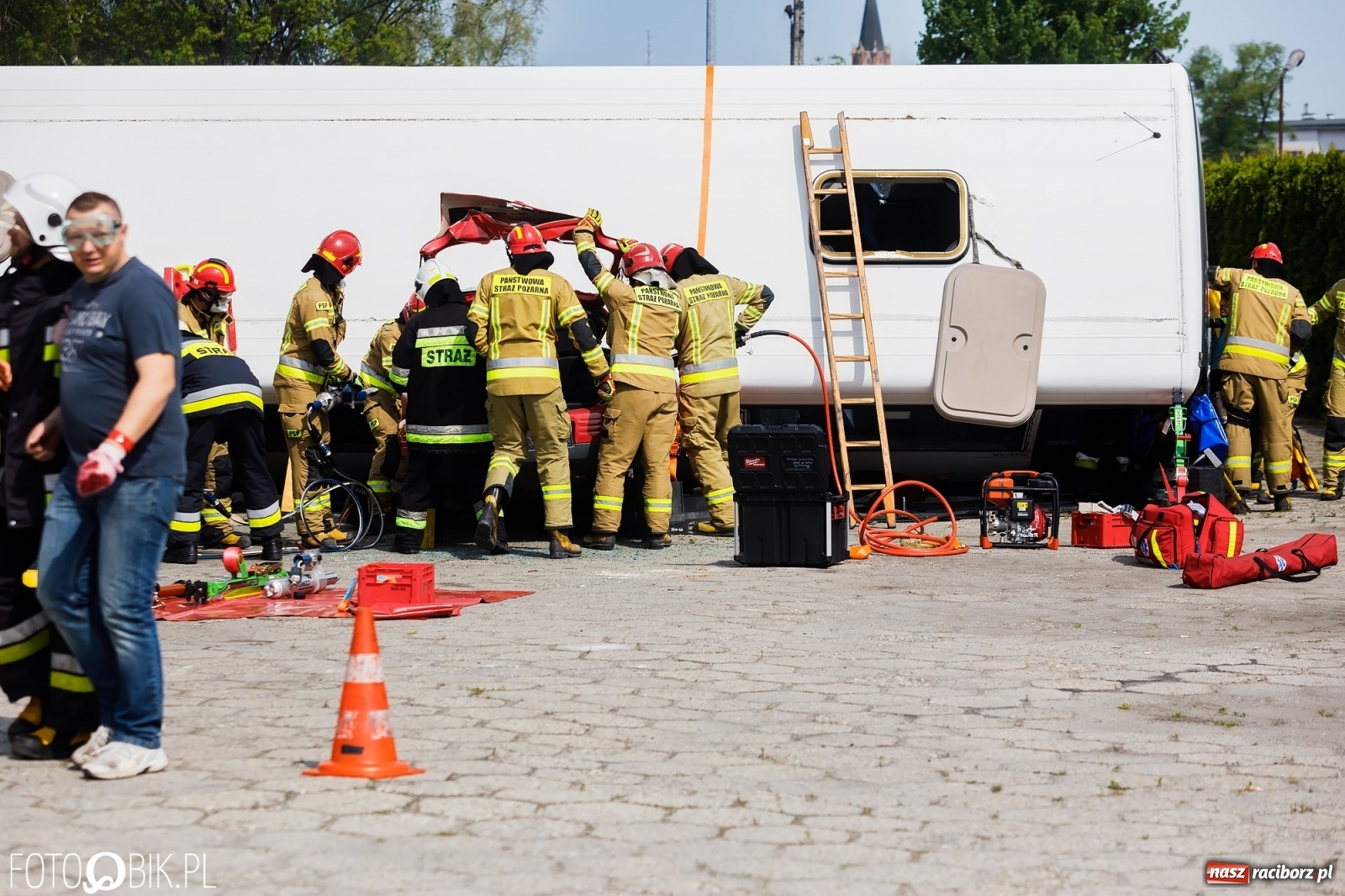 Zdjęcie w galerii na portalu naszraciborz.pl: Katastrofa drogowa w Raciborzu. Autobus przygniótł osobówkę [ĆWICZENIA] wiadomości z regionu