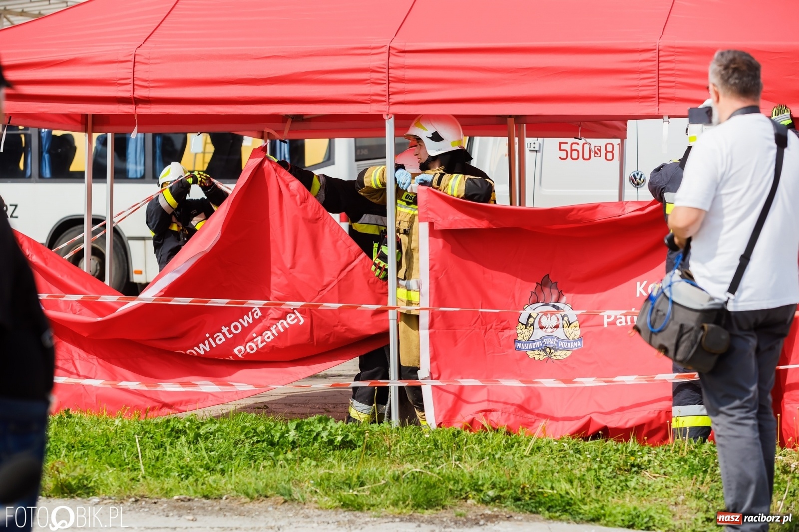 Zdjęcie w galerii na portalu naszraciborz.pl: Katastrofa drogowa w Raciborzu. Autobus przygniótł osobówkę [ĆWICZENIA] wiadomości z regionu