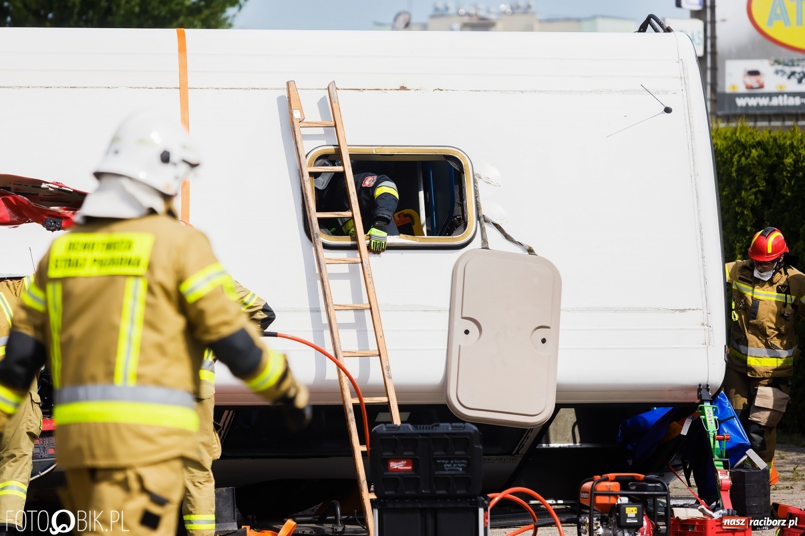 Zdjęcie w galerii na portalu naszraciborz.pl: Katastrofa drogowa w Raciborzu. Autobus przygniótł osobówkę [ĆWICZENIA] wiadomości z regionu
