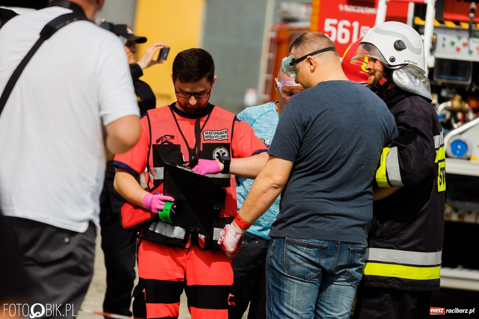 Zdjęcie w galerii na portalu naszraciborz.pl: Katastrofa drogowa w Raciborzu. Autobus przygniótł osobówkę [ĆWICZENIA] wiadomości z regionu