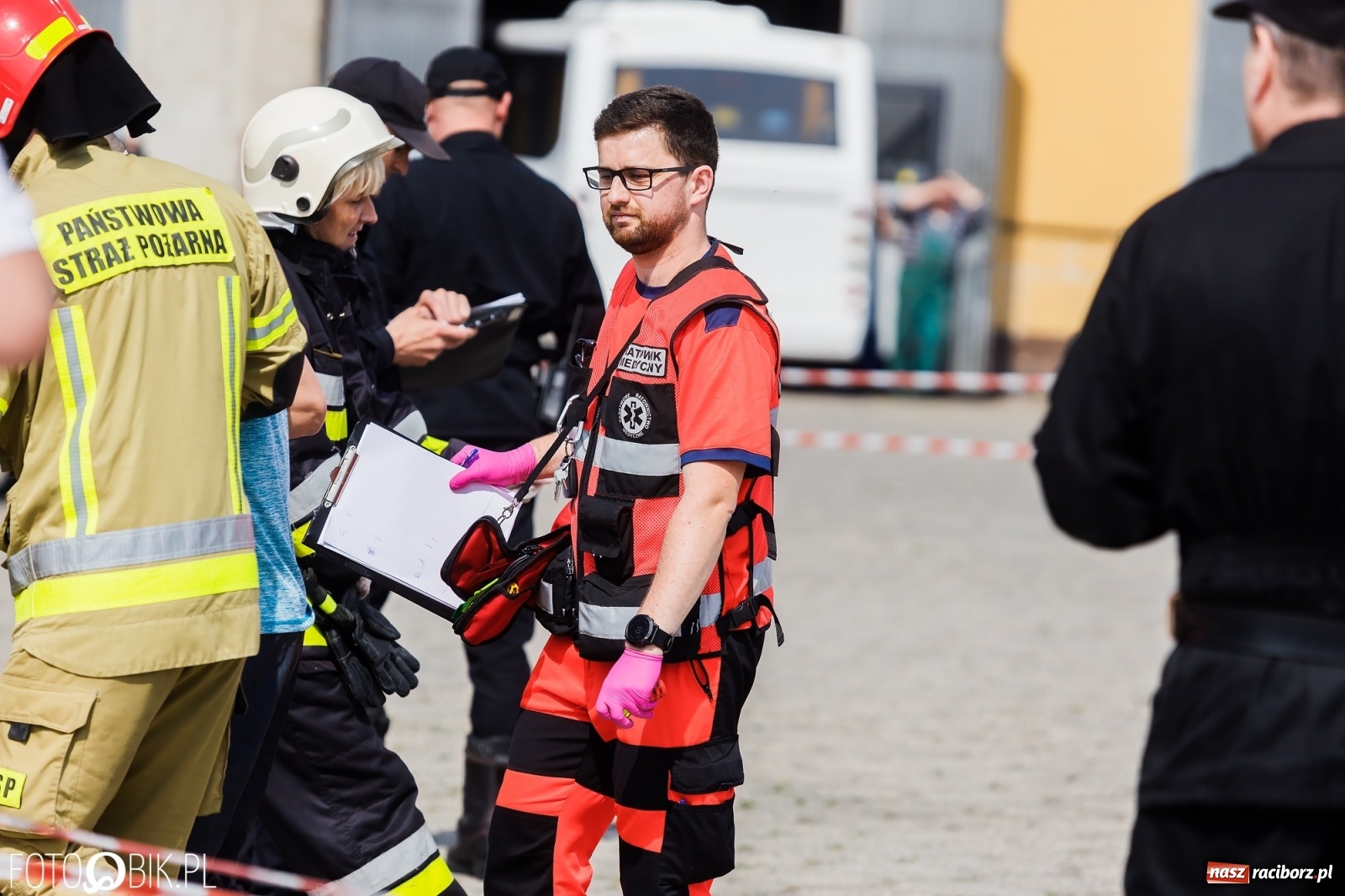 Zdjęcie w galerii na portalu naszraciborz.pl: Katastrofa drogowa w Raciborzu. Autobus przygniótł osobówkę [ĆWICZENIA] wiadomości z regionu