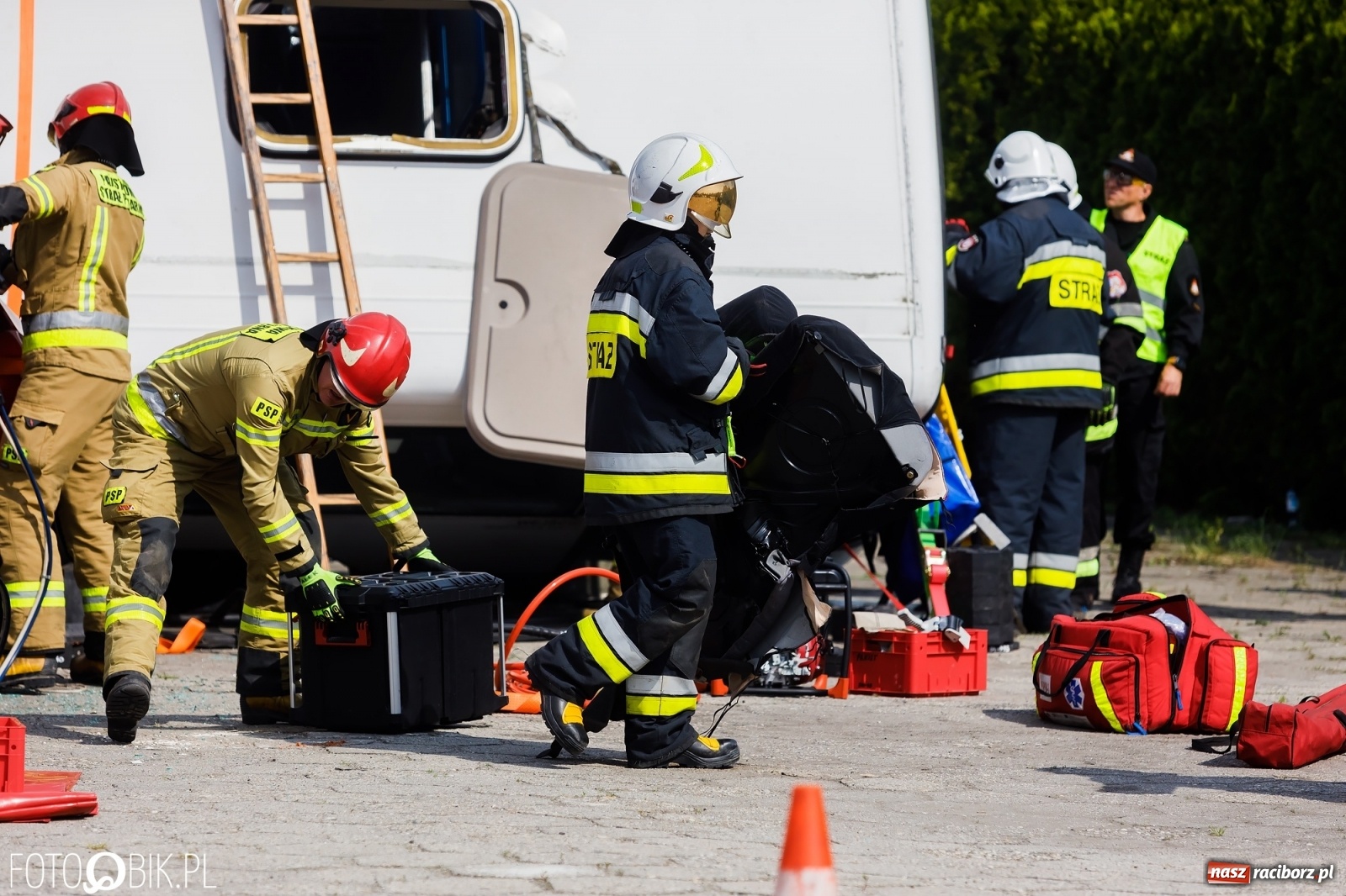 Zdjęcie w galerii na portalu naszraciborz.pl: Katastrofa drogowa w Raciborzu. Autobus przygniótł osobówkę [ĆWICZENIA] wiadomości z regionu