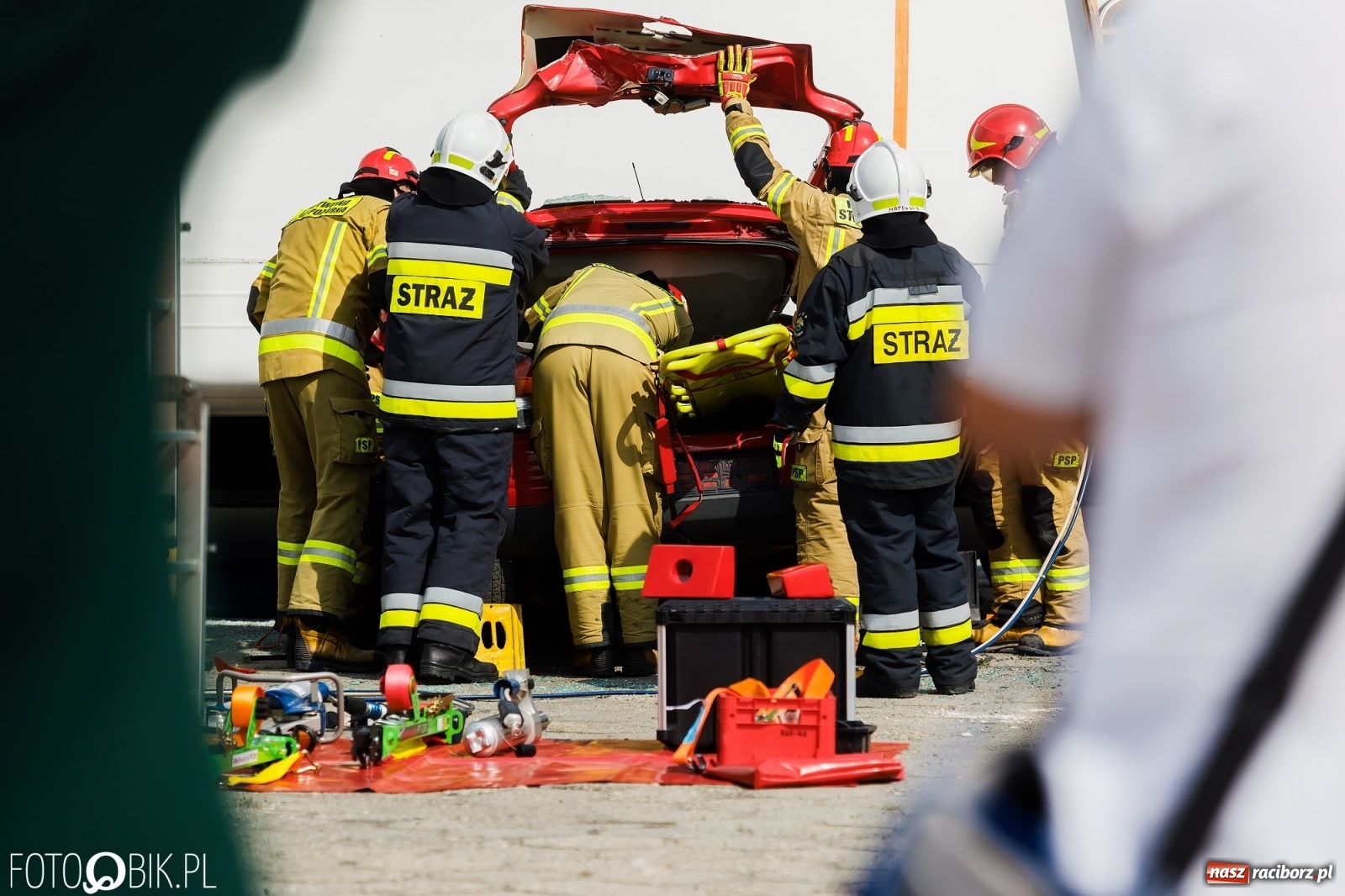 Zdjęcie w galerii na portalu naszraciborz.pl: Katastrofa drogowa w Raciborzu. Autobus przygniótł osobówkę [ĆWICZENIA] wiadomości z regionu