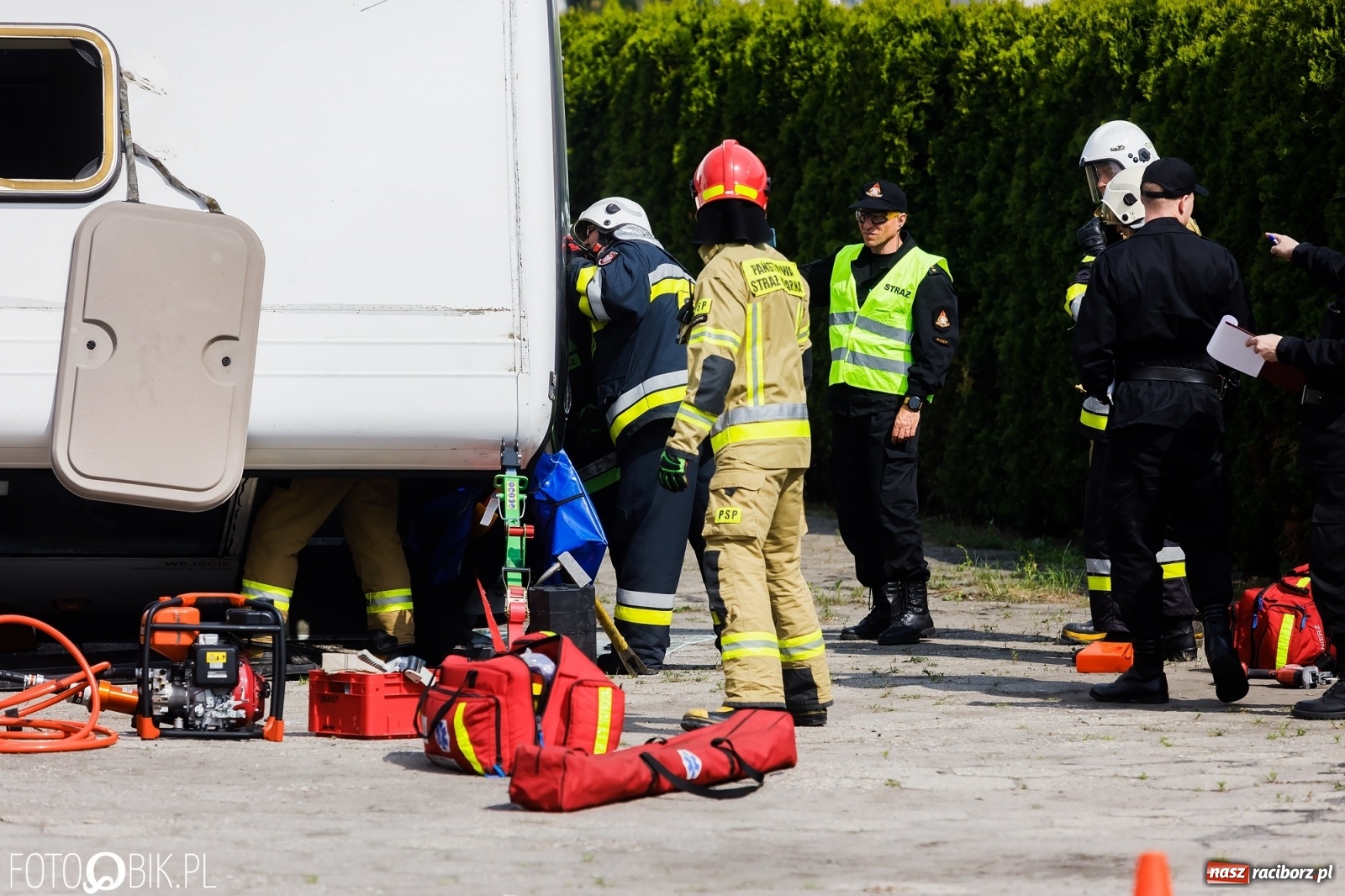 Zdjęcie w galerii na portalu naszraciborz.pl: Katastrofa drogowa w Raciborzu. Autobus przygniótł osobówkę [ĆWICZENIA] wiadomości z regionu