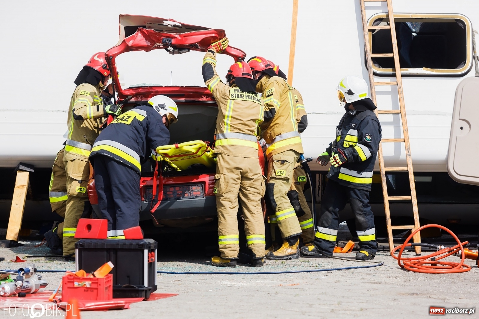Zdjęcie w galerii na portalu naszraciborz.pl: Katastrofa drogowa w Raciborzu. Autobus przygniótł osobówkę [ĆWICZENIA] wiadomości z regionu