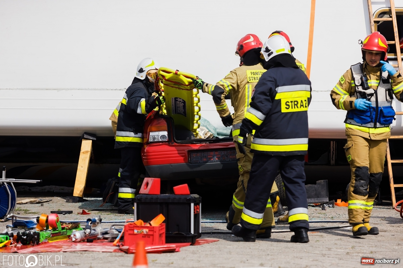 Zdjęcie w galerii na portalu naszraciborz.pl: Katastrofa drogowa w Raciborzu. Autobus przygniótł osobówkę [ĆWICZENIA] wiadomości z regionu