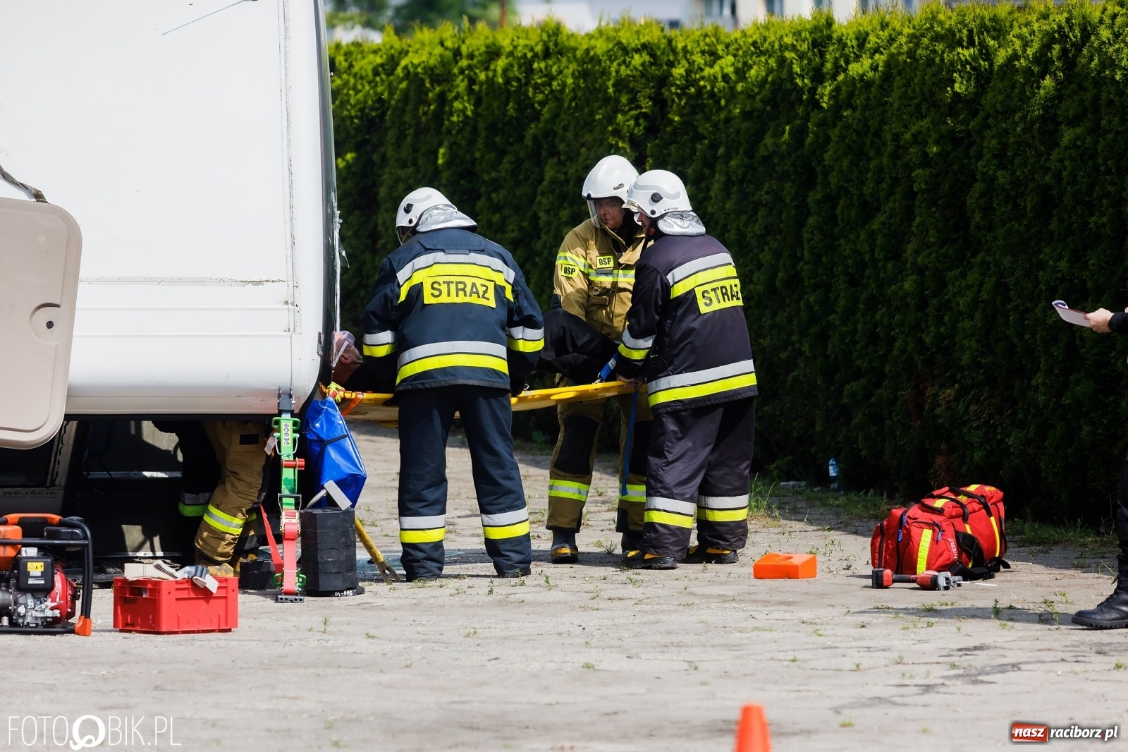 Zdjęcie w galerii na portalu naszraciborz.pl: Katastrofa drogowa w Raciborzu. Autobus przygniótł osobówkę [ĆWICZENIA] wiadomości z regionu