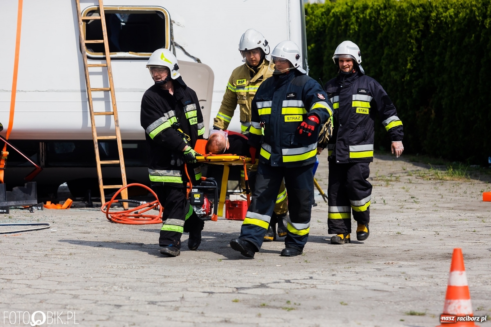 Zdjęcie w galerii na portalu naszraciborz.pl: Katastrofa drogowa w Raciborzu. Autobus przygniótł osobówkę [ĆWICZENIA] wiadomości z regionu