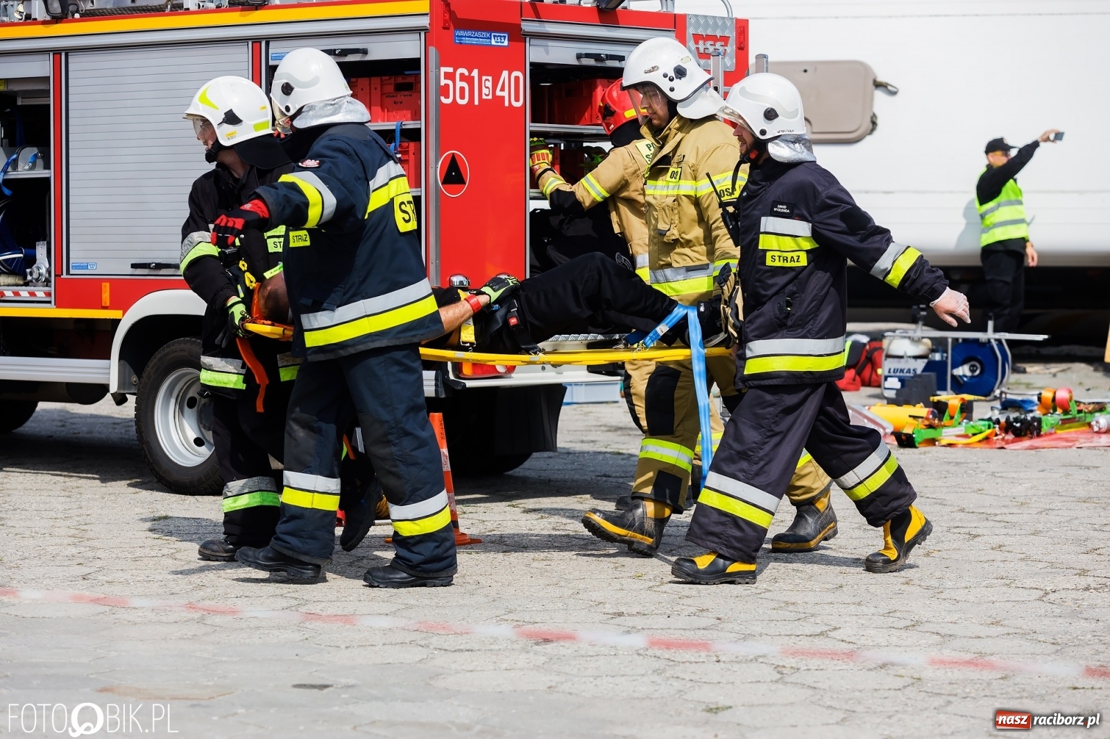 Zdjęcie w galerii na portalu naszraciborz.pl: Katastrofa drogowa w Raciborzu. Autobus przygniótł osobówkę [ĆWICZENIA] wiadomości z regionu