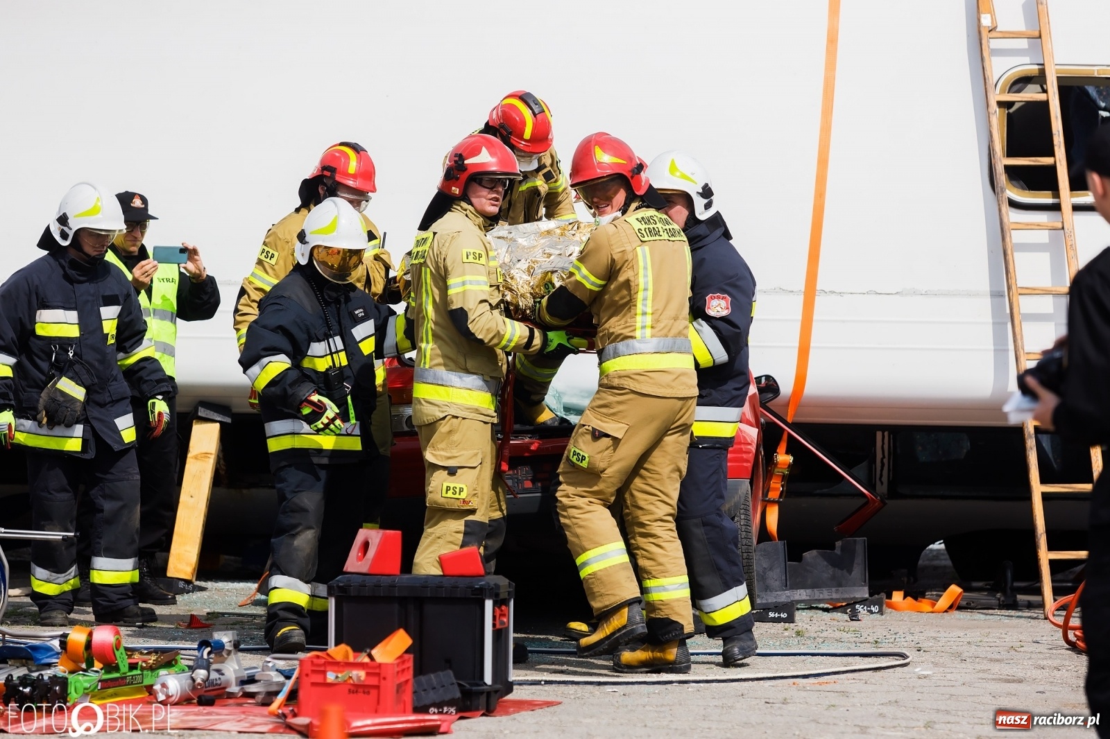 Zdjęcie w galerii na portalu naszraciborz.pl: Katastrofa drogowa w Raciborzu. Autobus przygniótł osobówkę [ĆWICZENIA] wiadomości z regionu