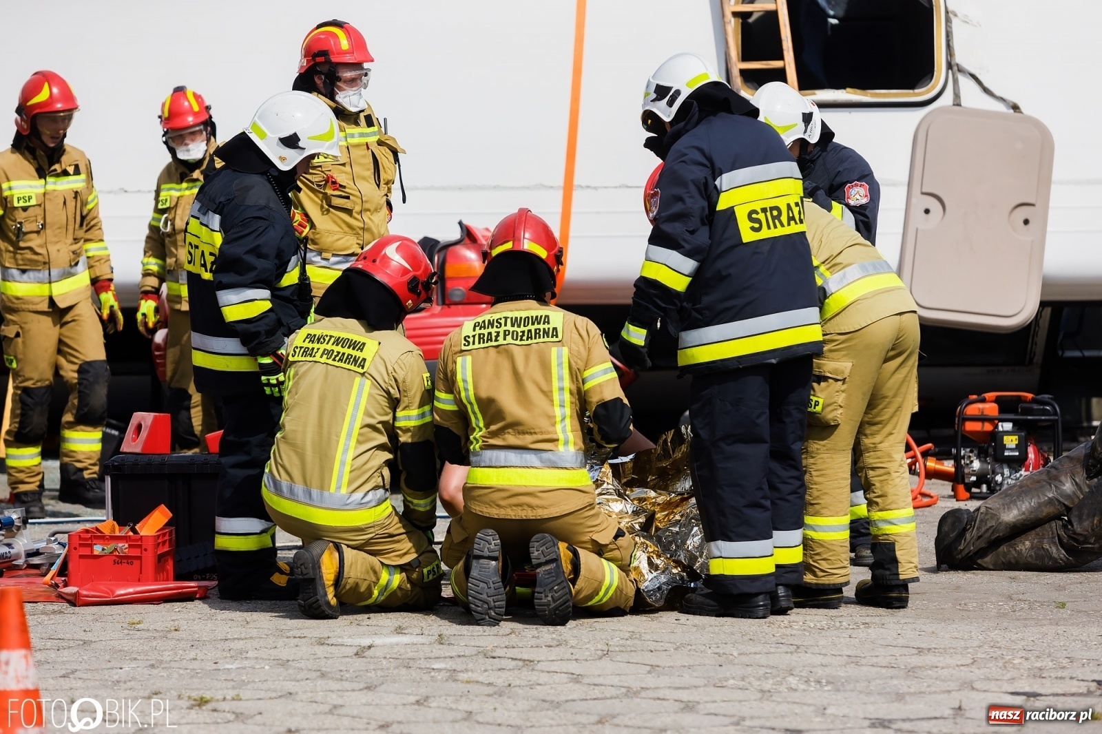 Zdjęcie w galerii na portalu naszraciborz.pl: Katastrofa drogowa w Raciborzu. Autobus przygniótł osobówkę [ĆWICZENIA] wiadomości z regionu