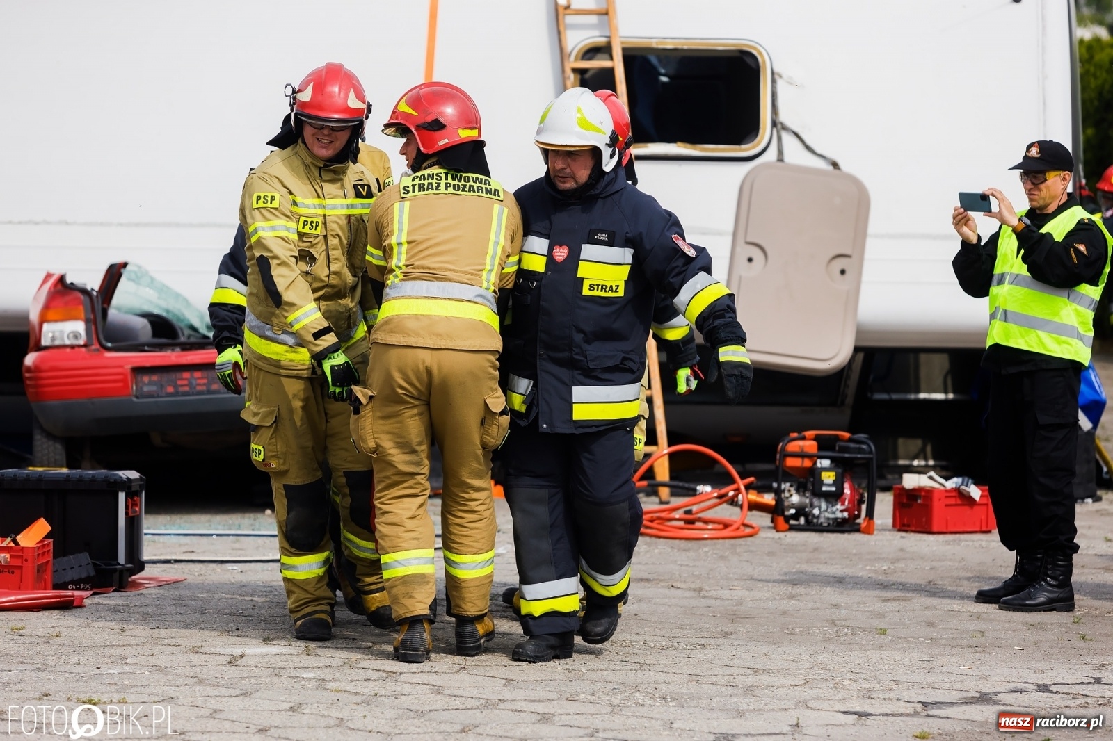 Zdjęcie w galerii na portalu naszraciborz.pl: Katastrofa drogowa w Raciborzu. Autobus przygniótł osobówkę [ĆWICZENIA] wiadomości z regionu