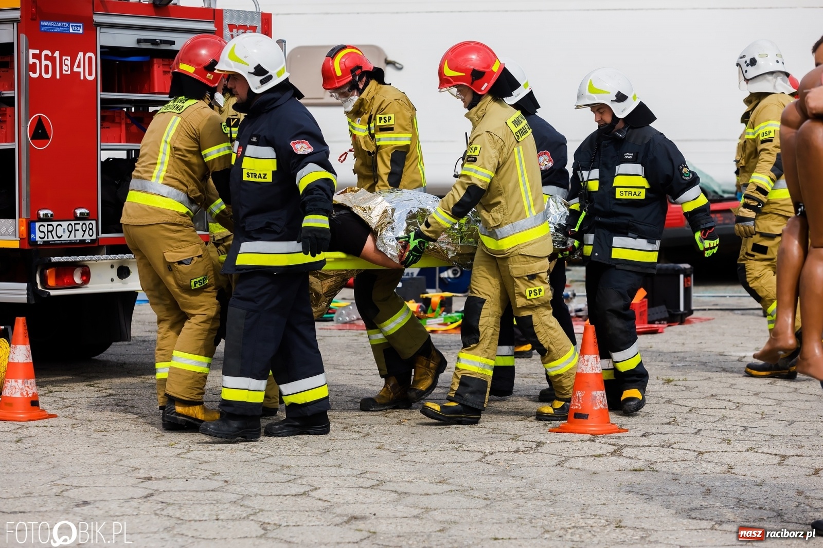 Zdjęcie w galerii na portalu naszraciborz.pl: Katastrofa drogowa w Raciborzu. Autobus przygniótł osobówkę [ĆWICZENIA] wiadomości z regionu