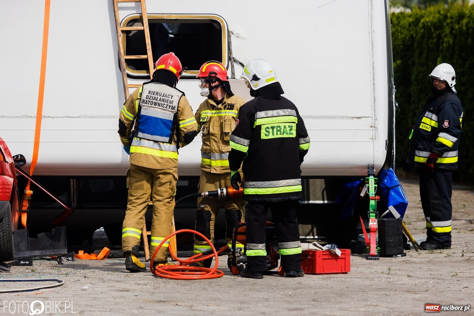 Zdjęcie w galerii na portalu naszraciborz.pl: Katastrofa drogowa w Raciborzu. Autobus przygniótł osobówkę [ĆWICZENIA] wiadomości z regionu