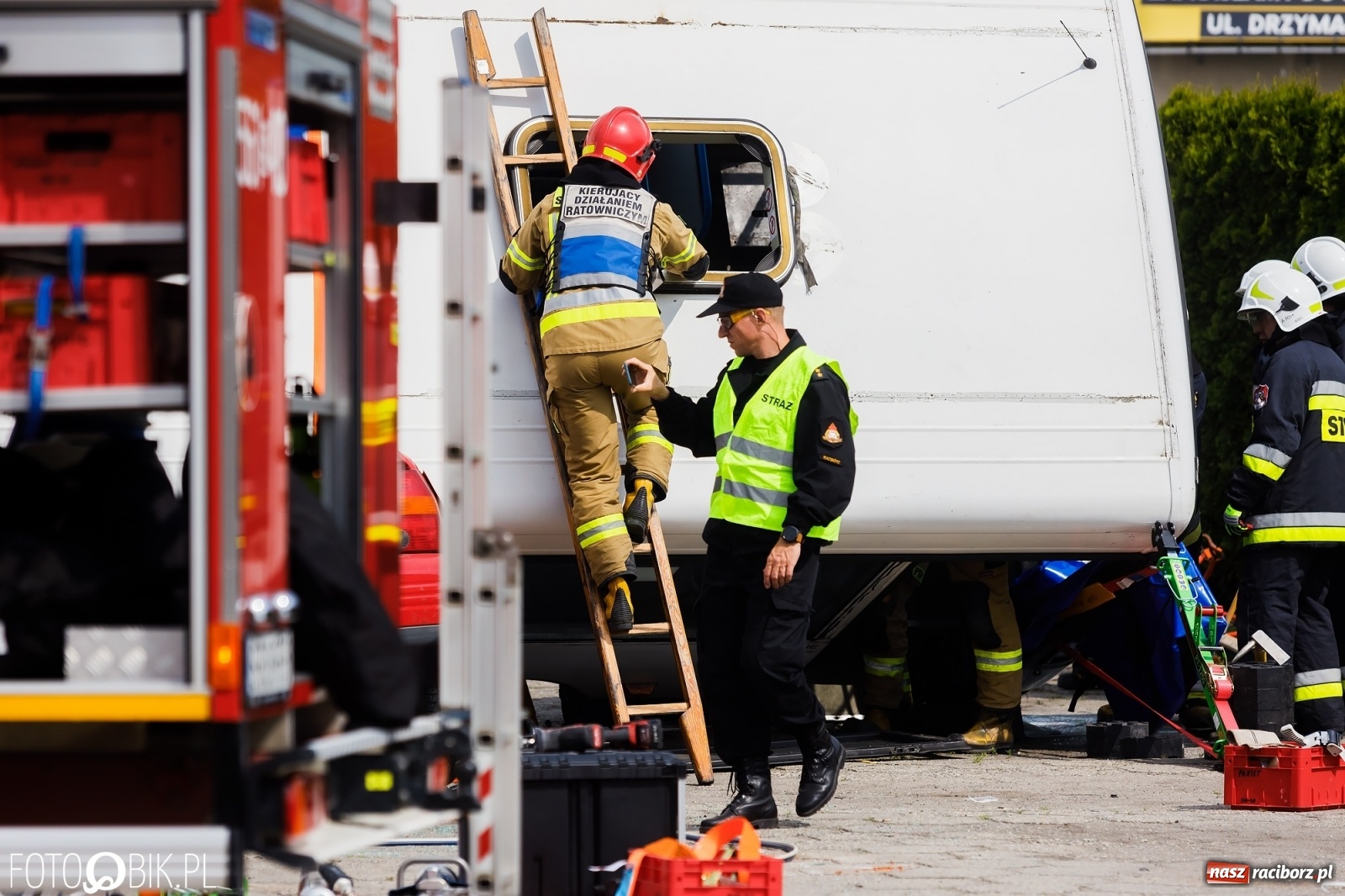 Zdjęcie w galerii na portalu naszraciborz.pl: Katastrofa drogowa w Raciborzu. Autobus przygniótł osobówkę [ĆWICZENIA] wiadomości z regionu