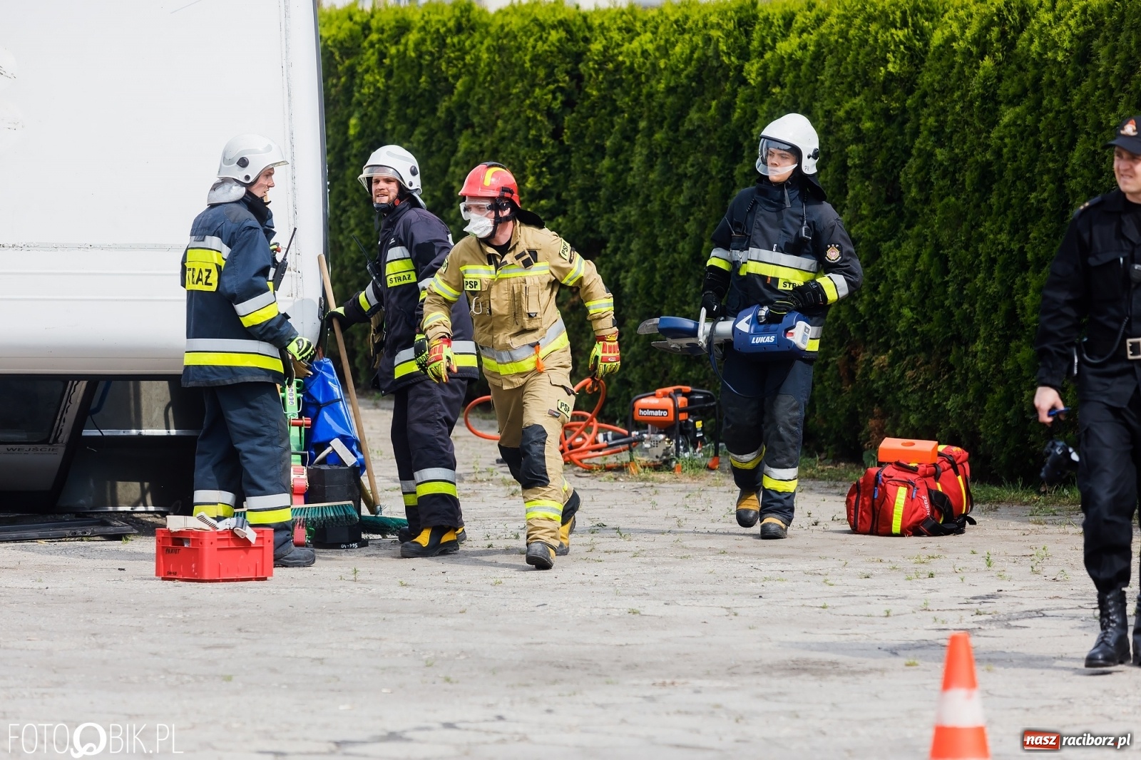 Zdjęcie w galerii na portalu naszraciborz.pl: Katastrofa drogowa w Raciborzu. Autobus przygniótł osobówkę [ĆWICZENIA] wiadomości z regionu