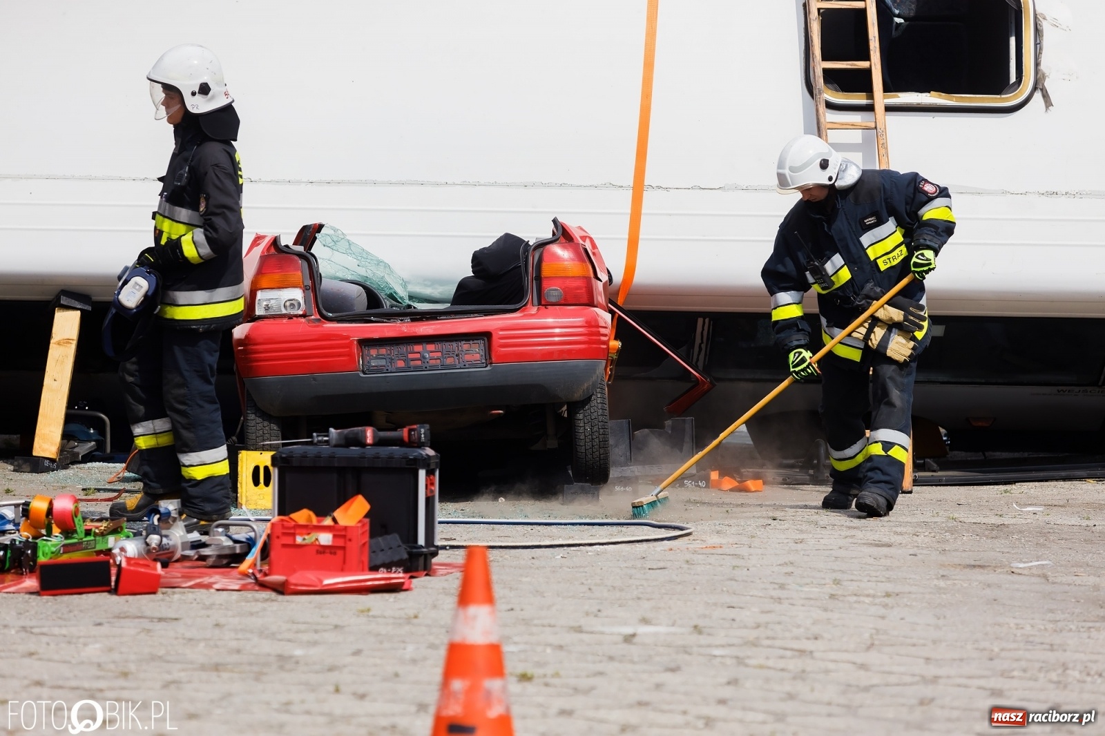 Zdjęcie w galerii na portalu naszraciborz.pl: Katastrofa drogowa w Raciborzu. Autobus przygniótł osobówkę [ĆWICZENIA] wiadomości z regionu