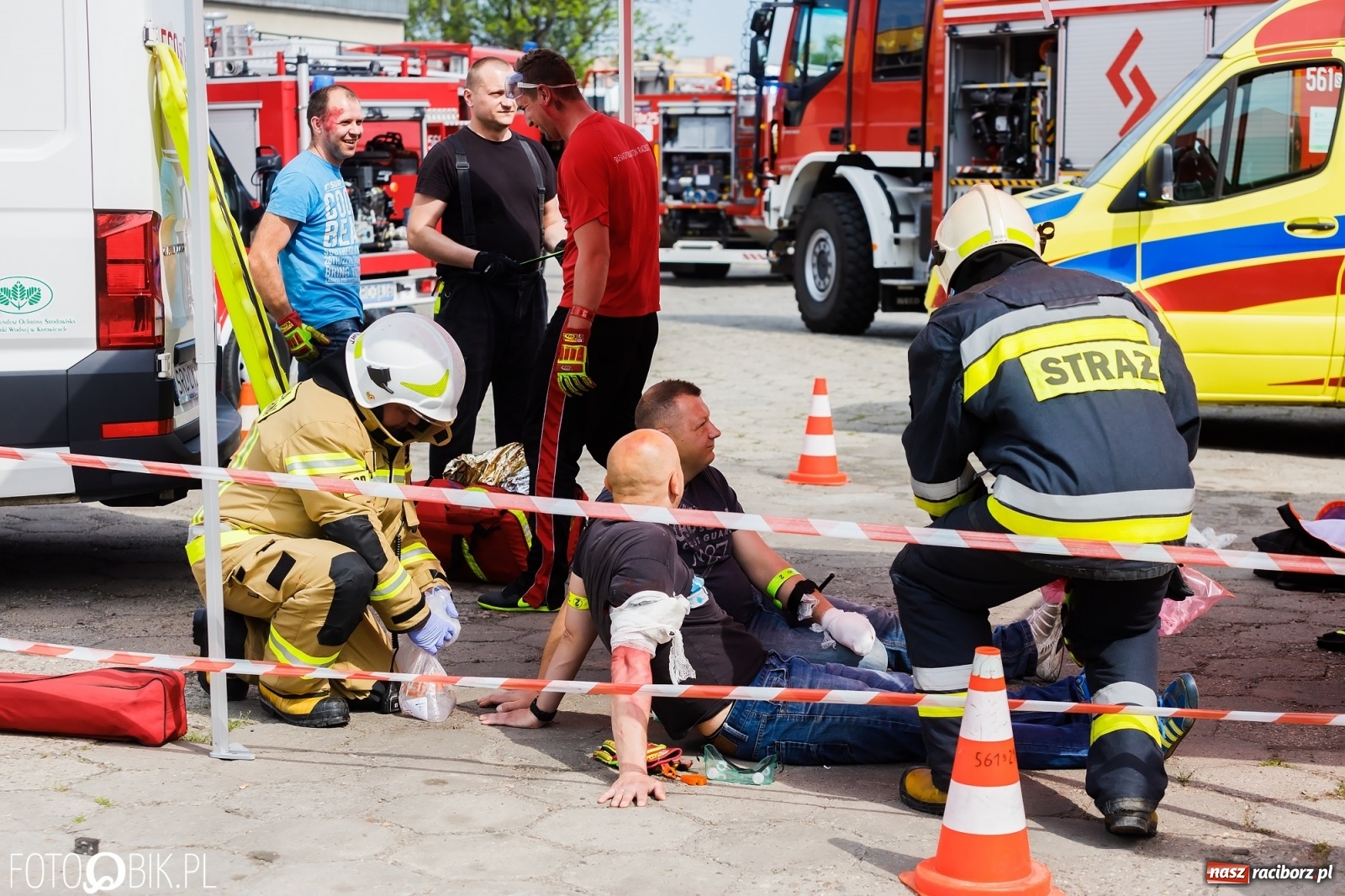 Zdjęcie w galerii na portalu naszraciborz.pl: Katastrofa drogowa w Raciborzu. Autobus przygniótł osobówkę [ĆWICZENIA] wiadomości z regionu