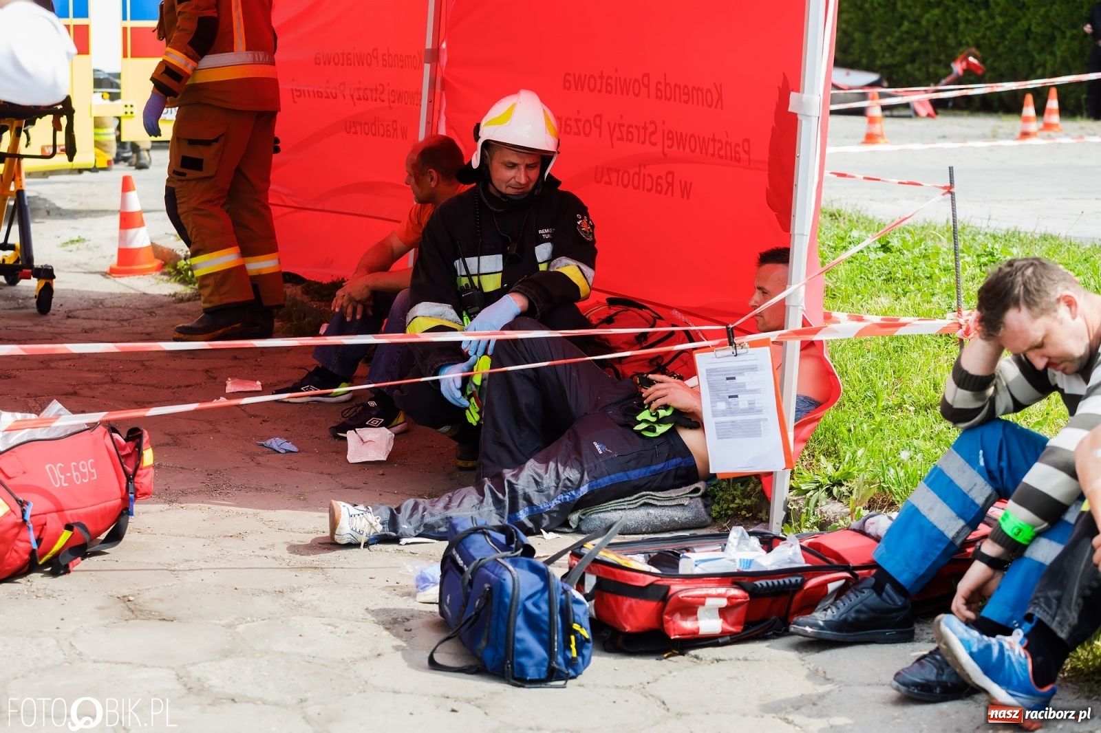 Zdjęcie w galerii na portalu naszraciborz.pl: Katastrofa drogowa w Raciborzu. Autobus przygniótł osobówkę [ĆWICZENIA] wiadomości z regionu