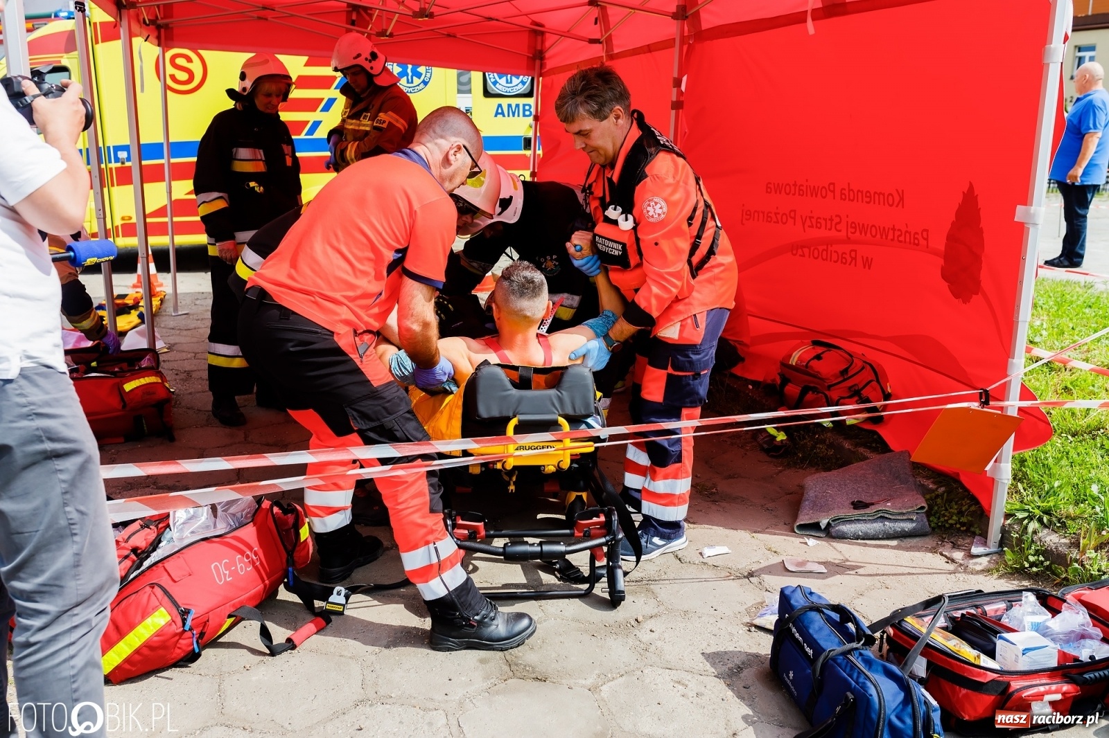 Zdjęcie w galerii na portalu naszraciborz.pl: Katastrofa drogowa w Raciborzu. Autobus przygniótł osobówkę [ĆWICZENIA] wiadomości z regionu