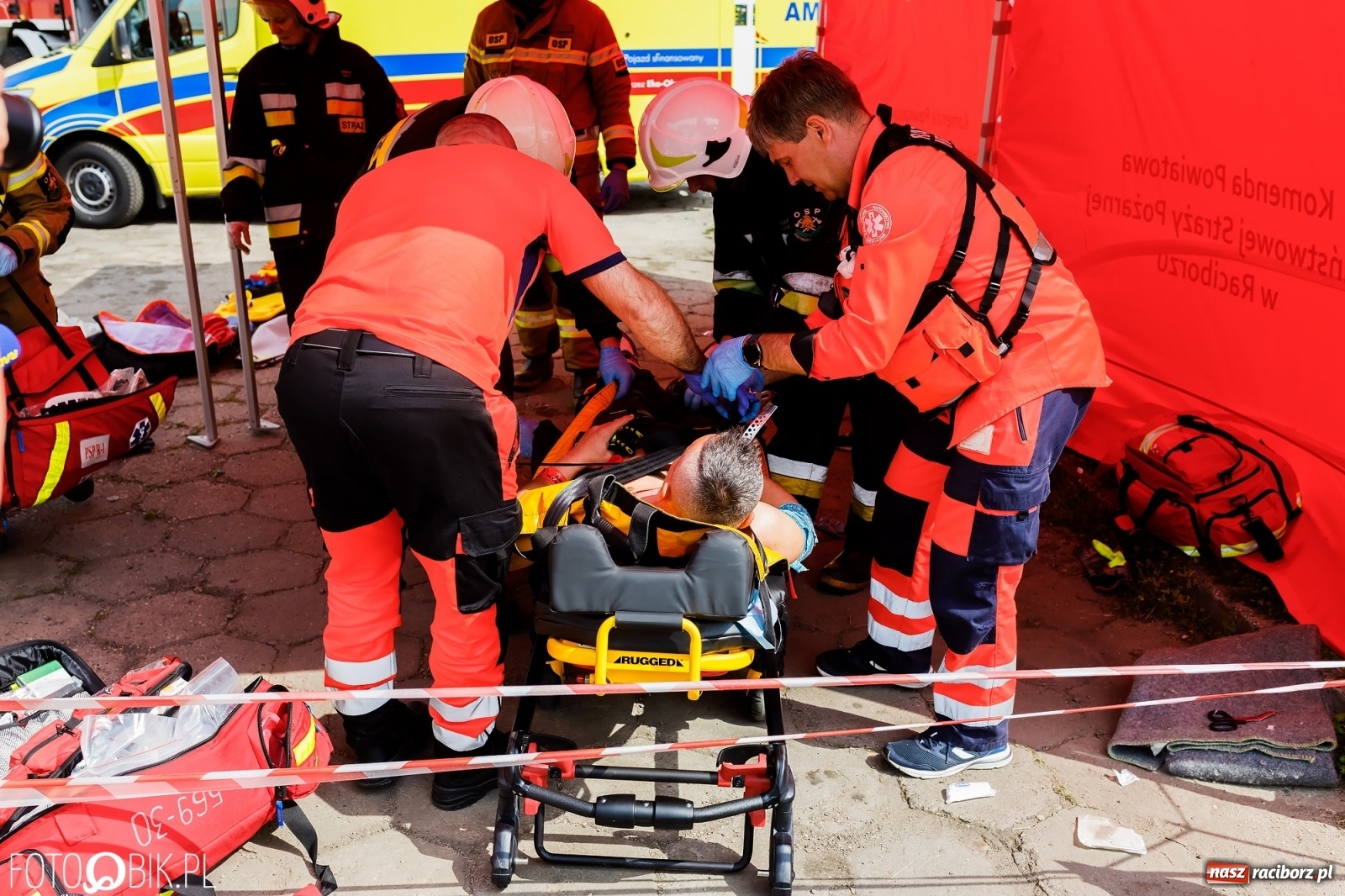 Zdjęcie w galerii na portalu naszraciborz.pl: Katastrofa drogowa w Raciborzu. Autobus przygniótł osobówkę [ĆWICZENIA] wiadomości z regionu