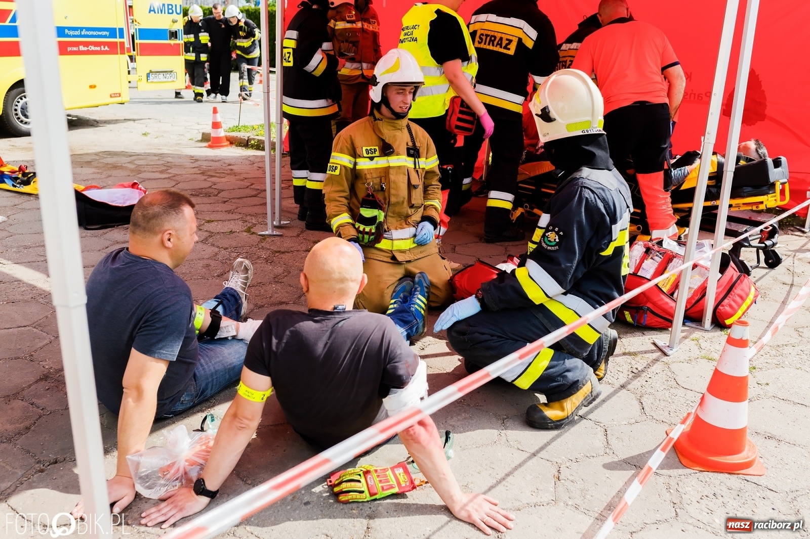 Zdjęcie w galerii na portalu naszraciborz.pl: Katastrofa drogowa w Raciborzu. Autobus przygniótł osobówkę [ĆWICZENIA] wiadomości z regionu