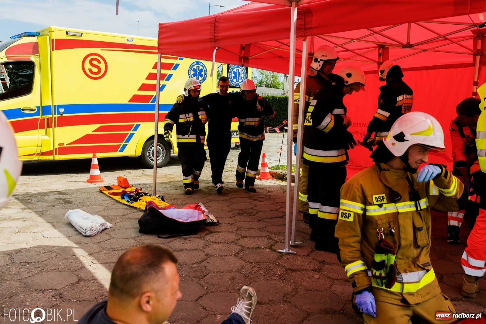 Zdjęcie w galerii na portalu naszraciborz.pl: Katastrofa drogowa w Raciborzu. Autobus przygniótł osobówkę [ĆWICZENIA] wiadomości z regionu