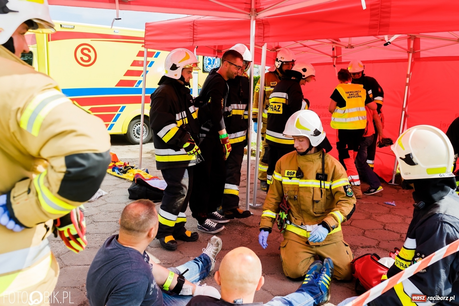 Zdjęcie w galerii na portalu naszraciborz.pl: Katastrofa drogowa w Raciborzu. Autobus przygniótł osobówkę [ĆWICZENIA] wiadomości z regionu