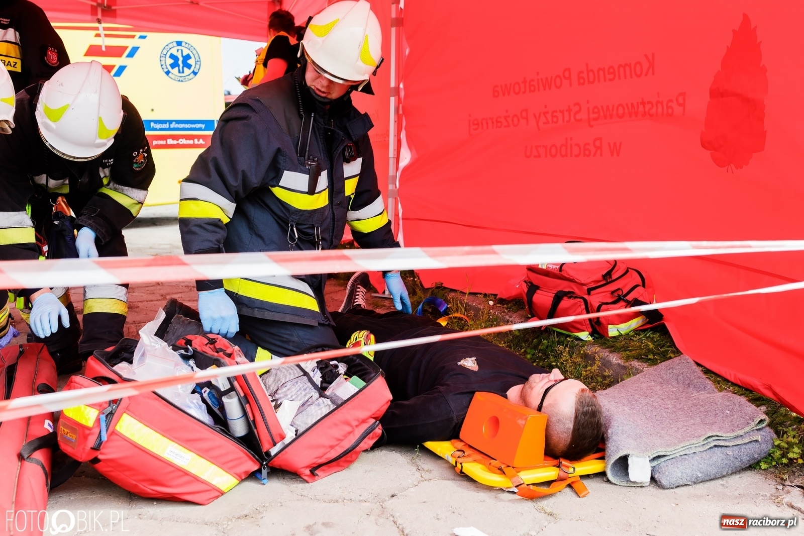 Zdjęcie w galerii na portalu naszraciborz.pl: Katastrofa drogowa w Raciborzu. Autobus przygniótł osobówkę [ĆWICZENIA] wiadomości z regionu