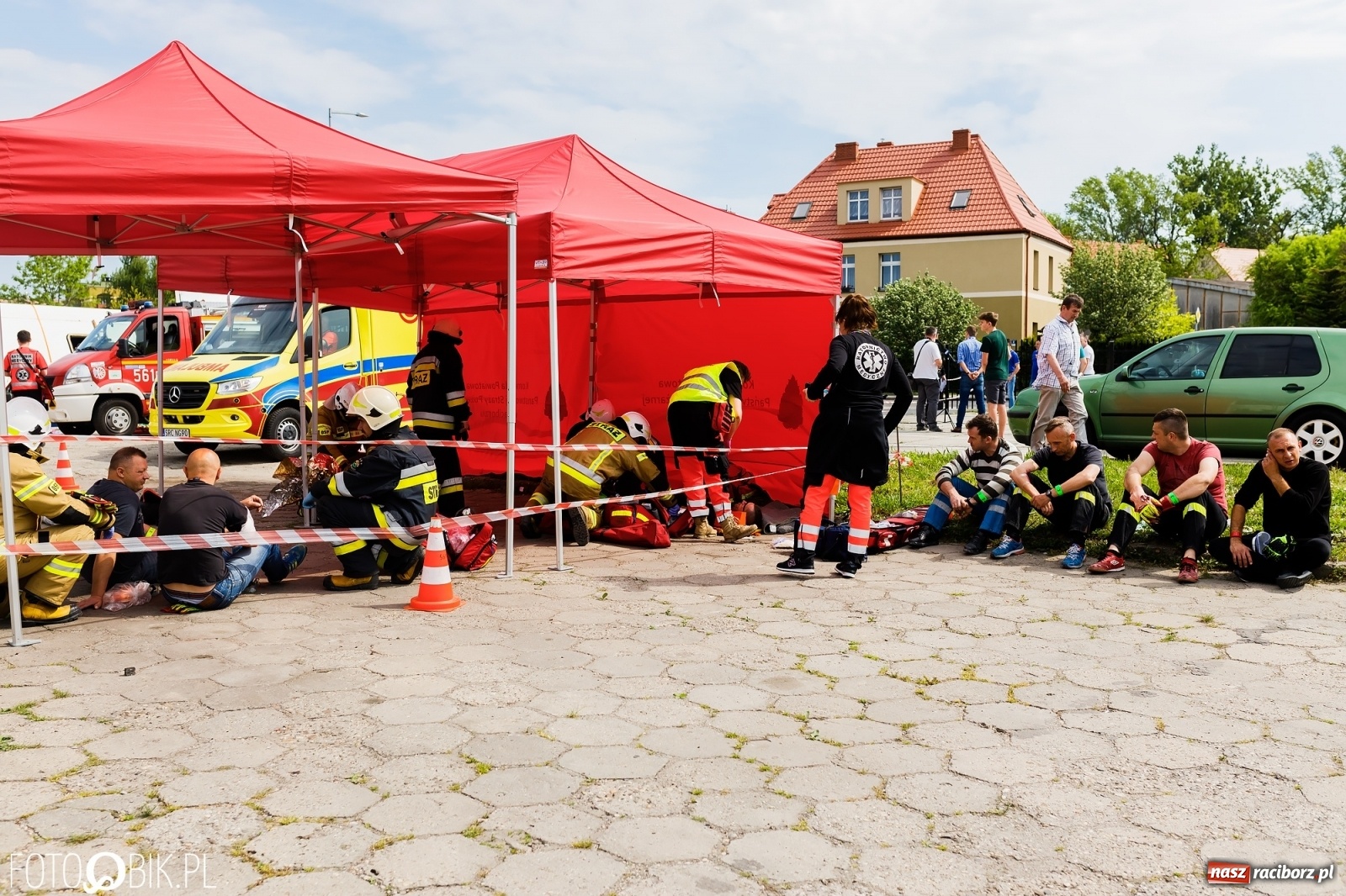 Zdjęcie w galerii na portalu naszraciborz.pl: Katastrofa drogowa w Raciborzu. Autobus przygniótł osobówkę [ĆWICZENIA] wiadomości z regionu